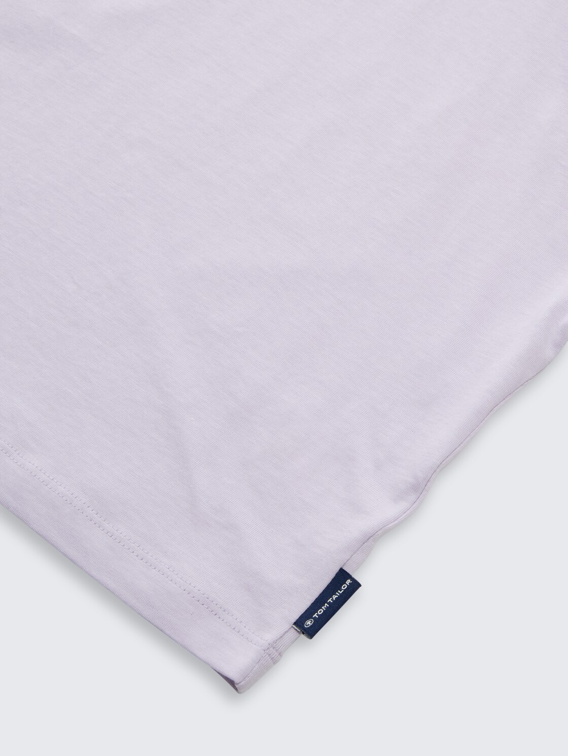 Cropped T-shirt with a print on the back - cool lilac - Detail model view