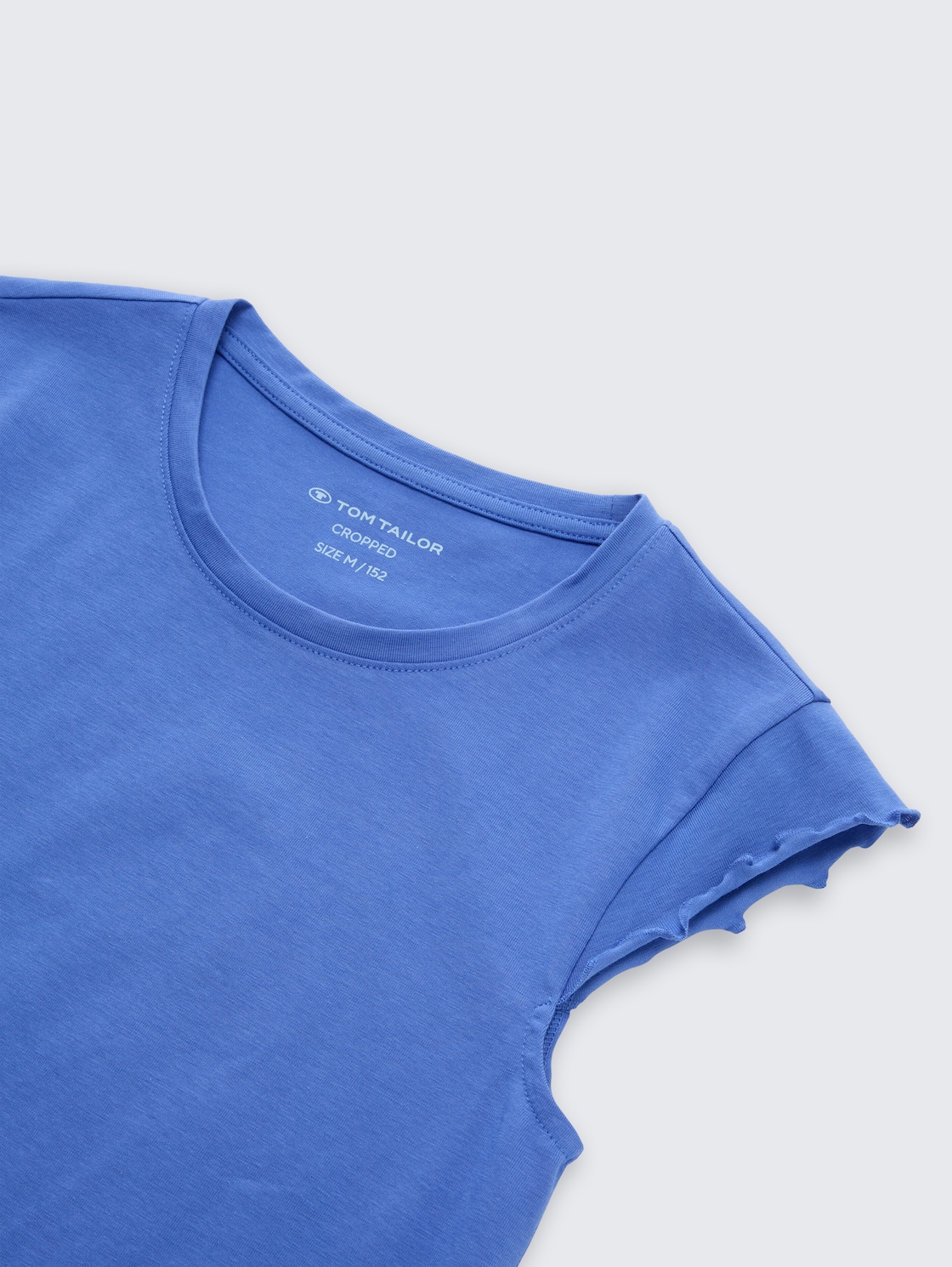 Cropped T-Shirt mit Wellkanten - Preppy Jean Blue - Detail-Model-Ansicht