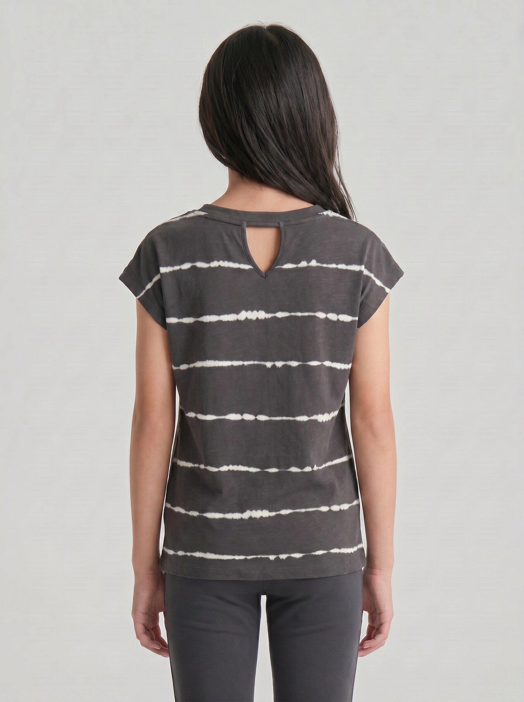 Oversize T-Shirt mit Streifenmuster - coal grey batik design - Auschnitt Model-Rückansicht