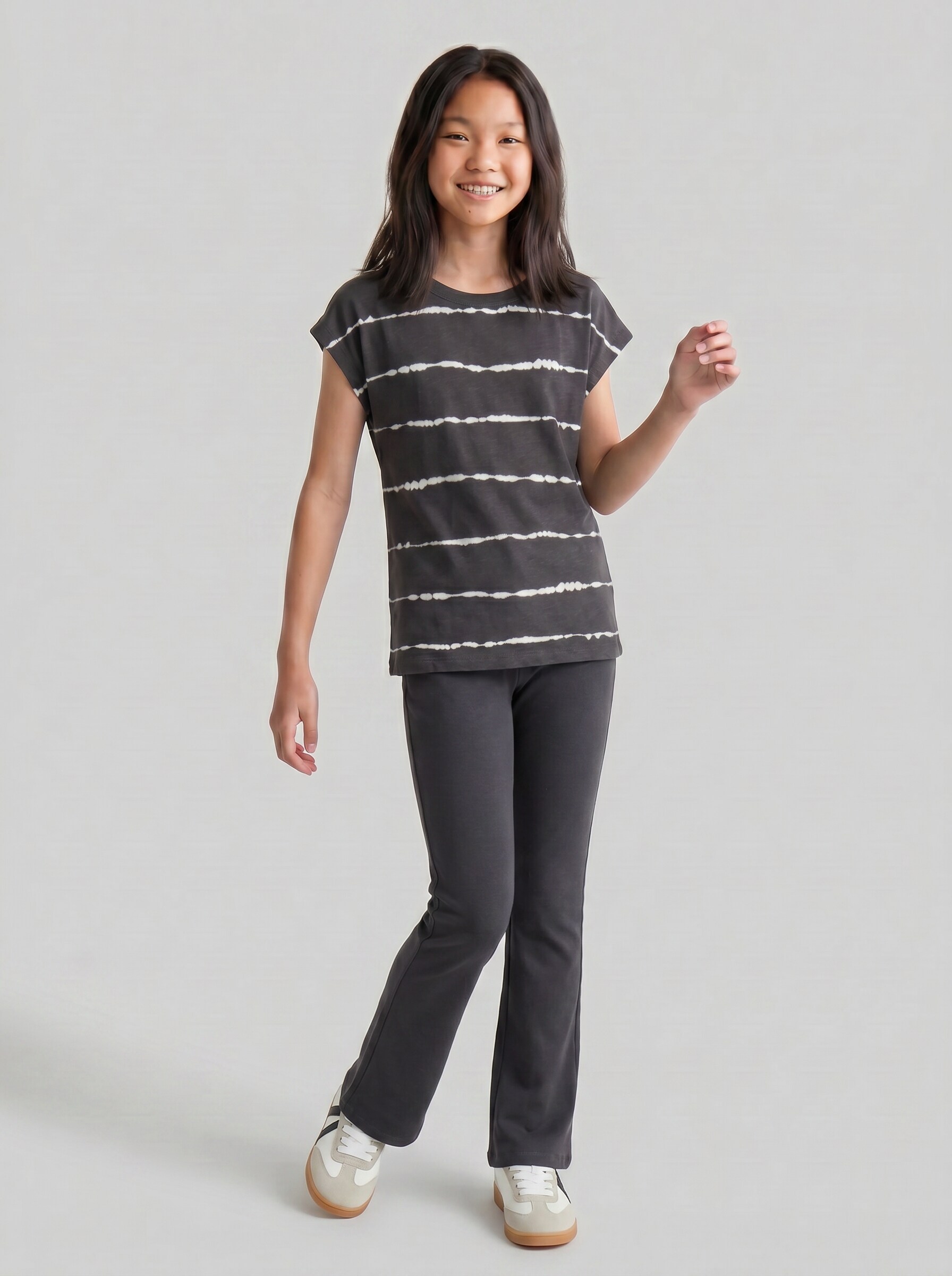 Oversize T-Shirt mit Streifenmuster - coal grey batik design - Model-Vorderansicht