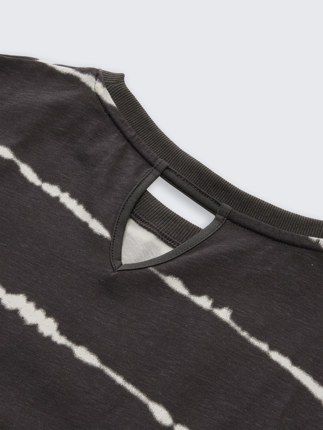 Oversize T-Shirt mit Streifenmuster - coal grey batik design - Detail-Model-Ansicht