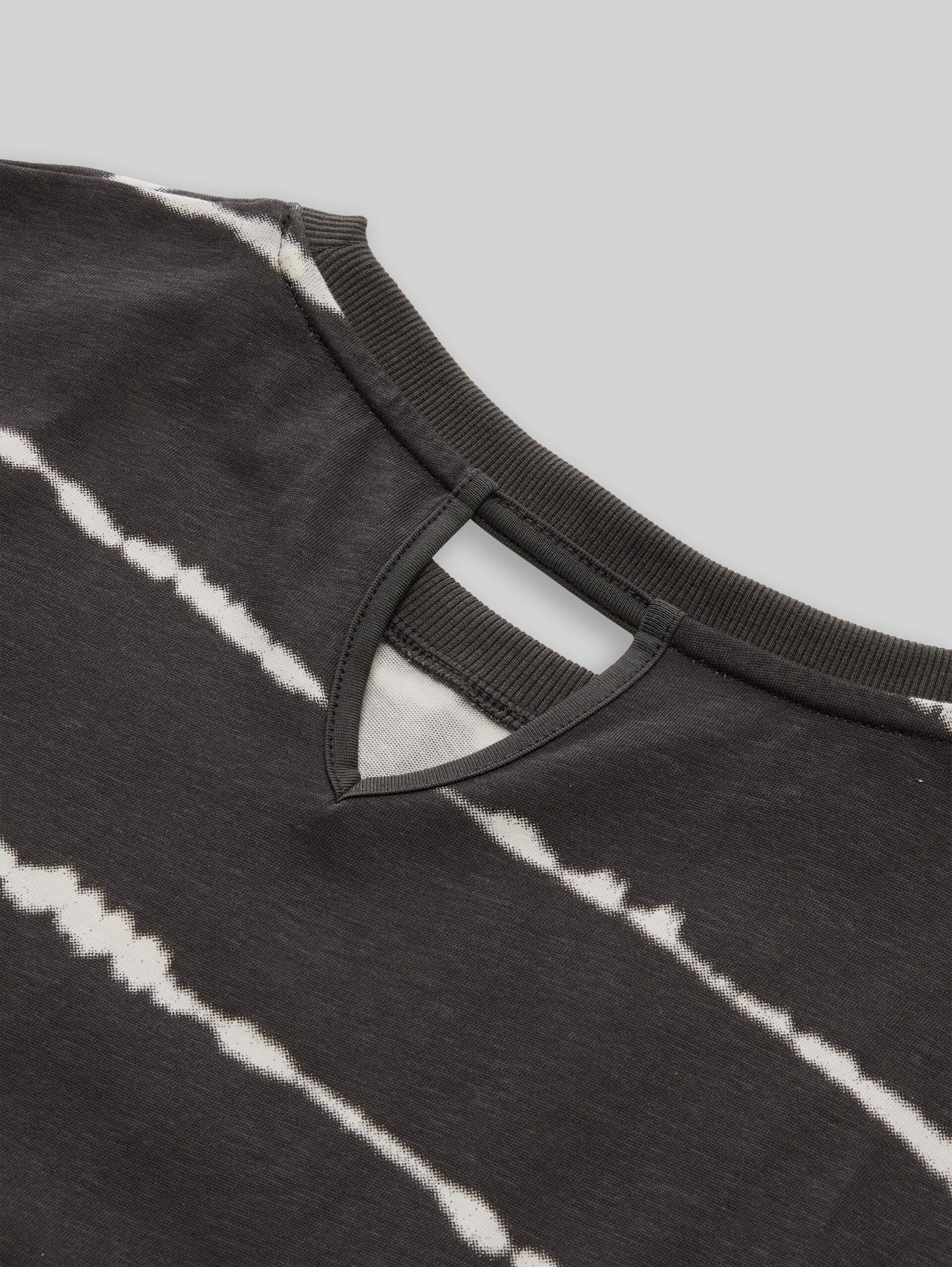 Oversize T-Shirt mit Streifenmuster - coal grey batik design - Detail-Model-Ansicht