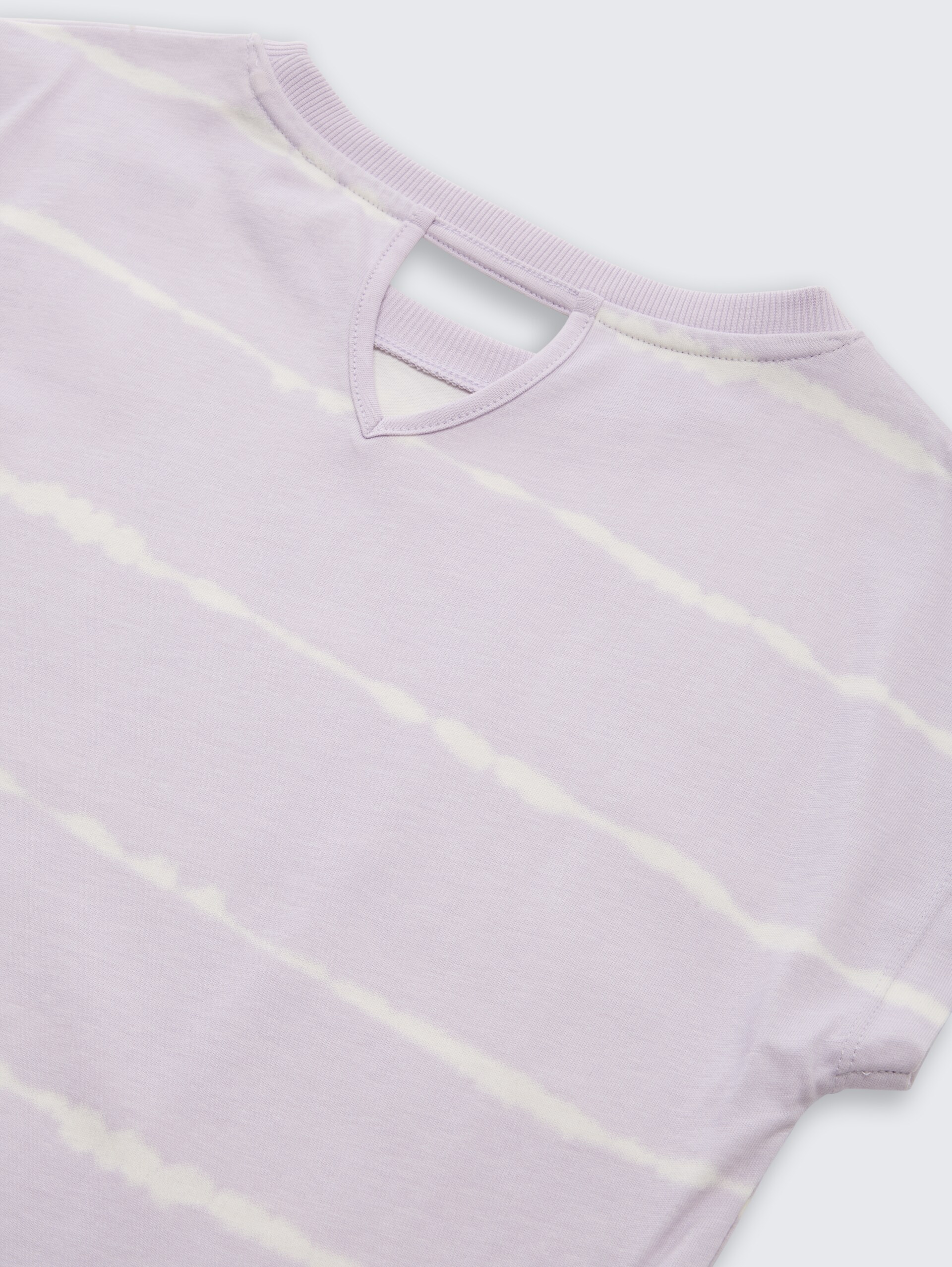 Oversize T-Shirt mit Streifenmuster - lilac batik design - Detail-Model-Ansicht