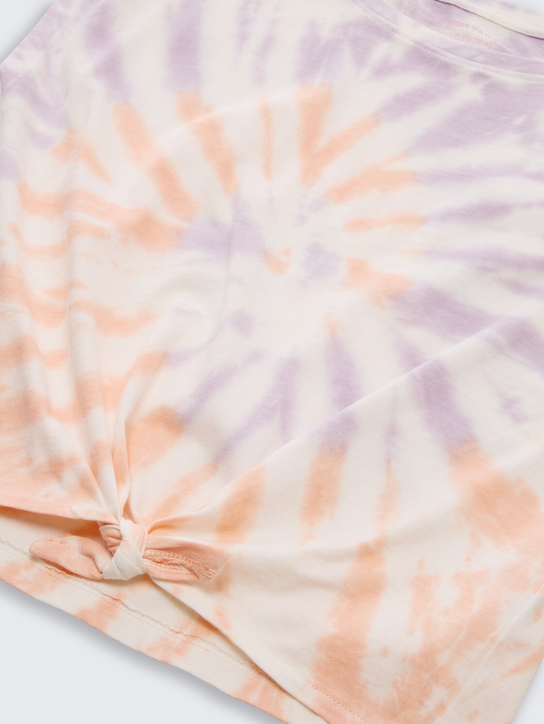 Cropped T-Shirt mit Knoten-Detail - pink lilac tie dye - Detail-Model-Ansicht