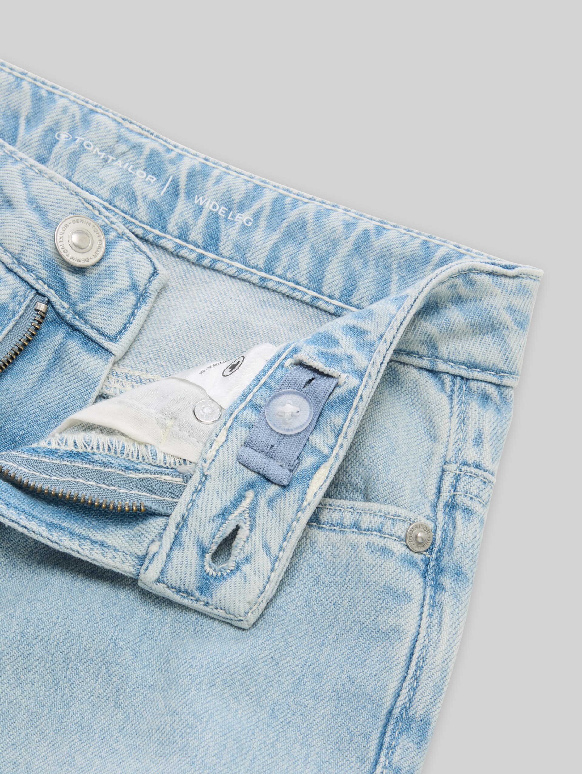 Wide Leg Jeans mit Turn-up - Bleached Blue Denim - Detail-Model-Ansicht