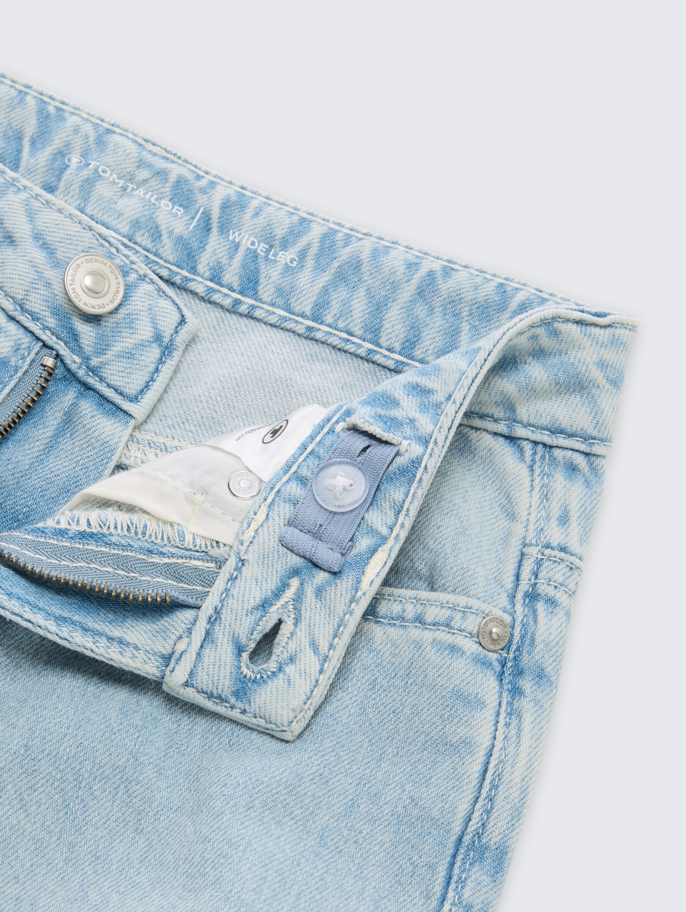 Wide Leg Jeans mit Turn-up - Bleached Blue Denim - Detail-Model-Ansicht