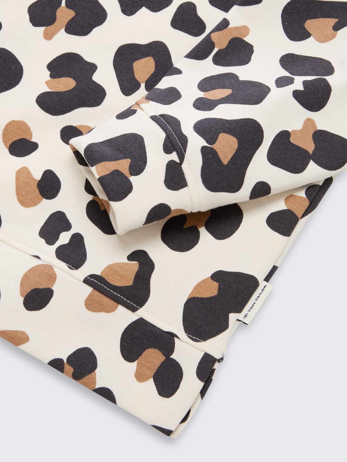 Oversize Sweatshirt mit Leo-Print - white beige big leo print - Detail-Model-Ansicht