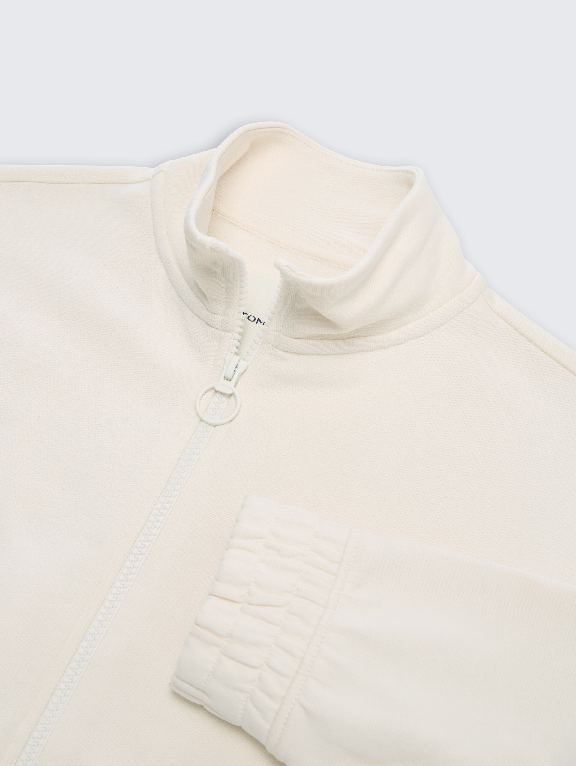 Sweatjacke mit Stehkragen - Gardenia White - Detail-Model-Ansicht