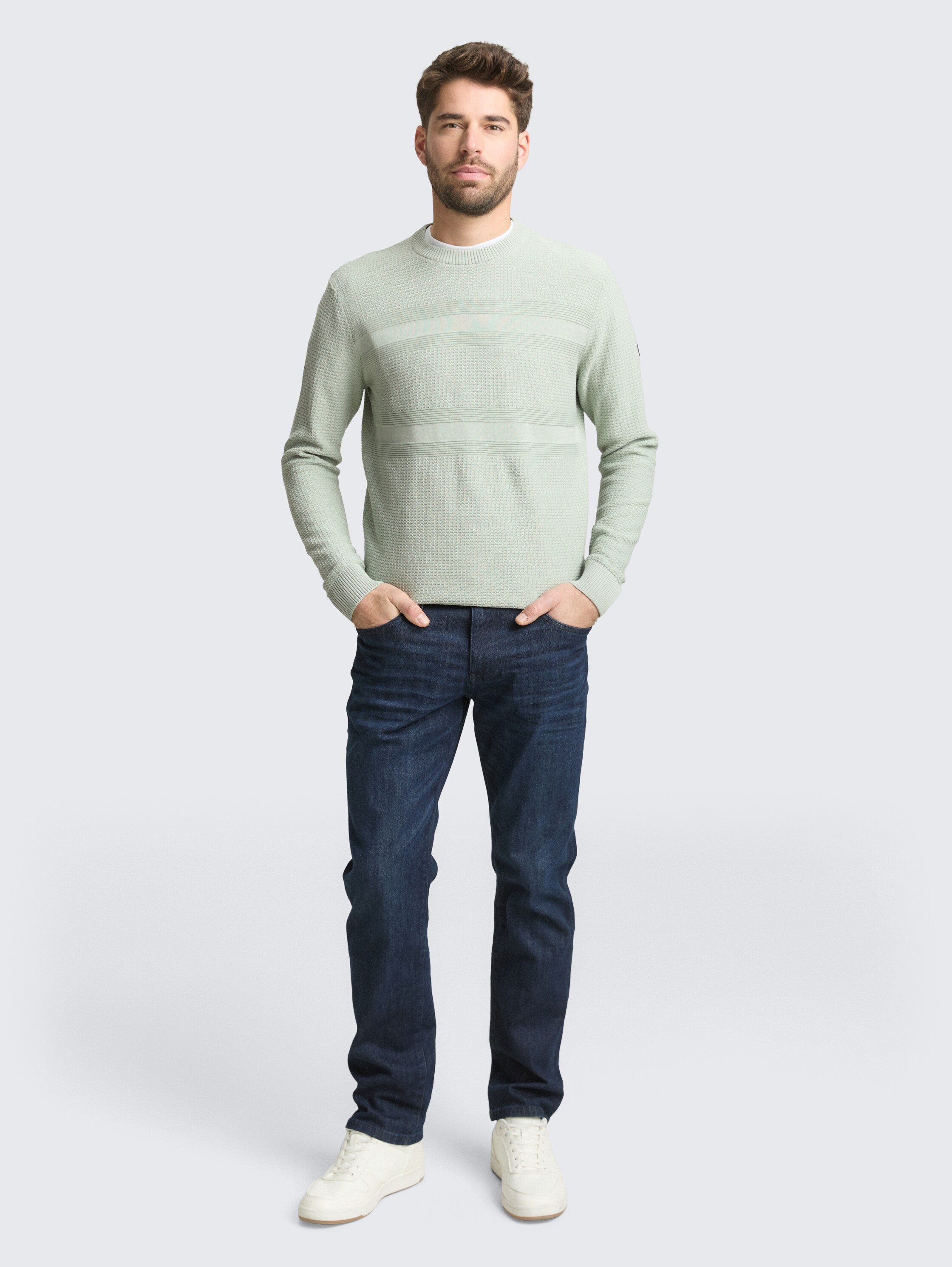 Strickpullover aus Baumwolle - soft greyish green - Model-Vorderansicht