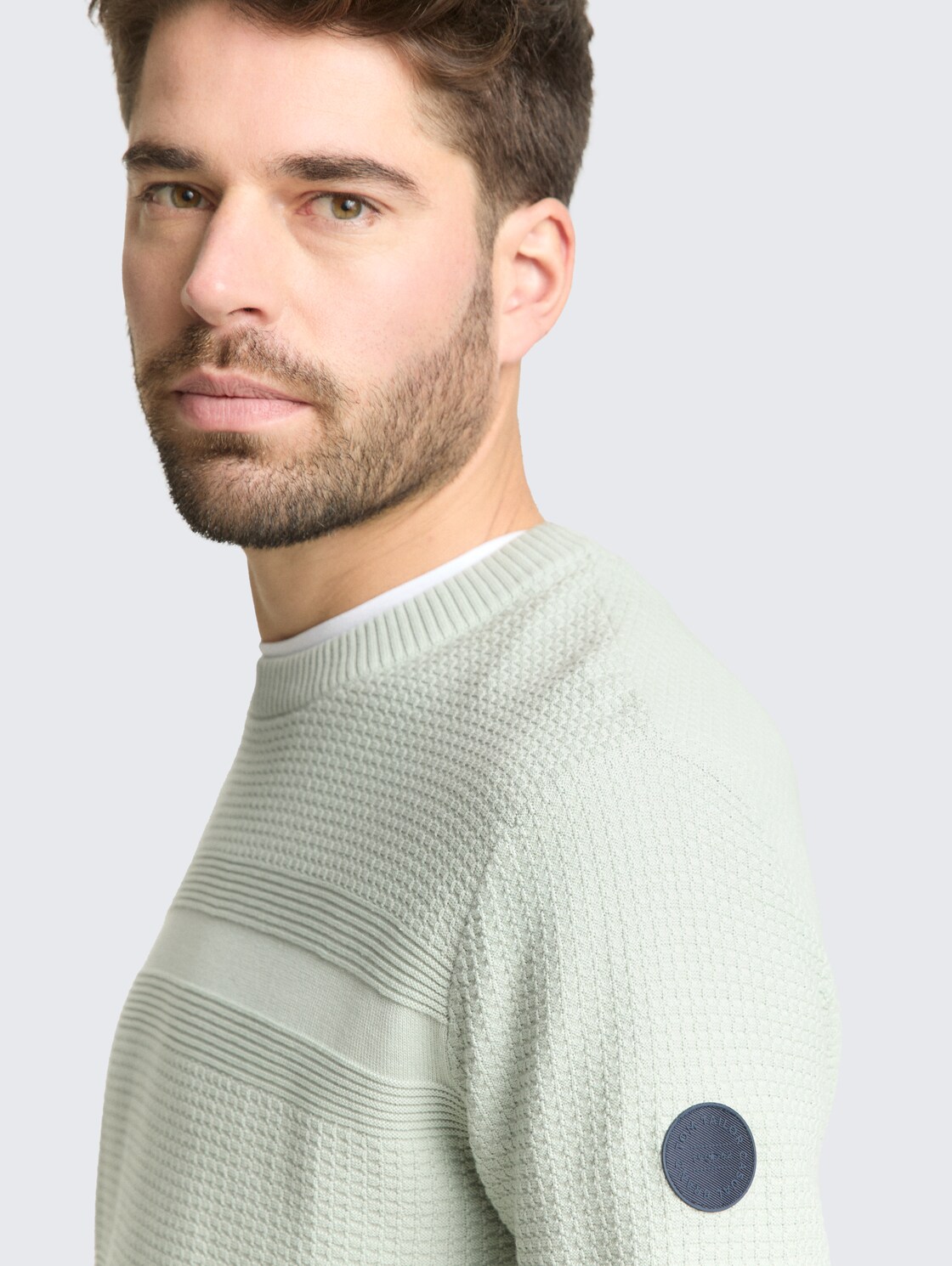 Strickpullover aus Baumwolle - soft greyish green - Detail-Model-Ansicht