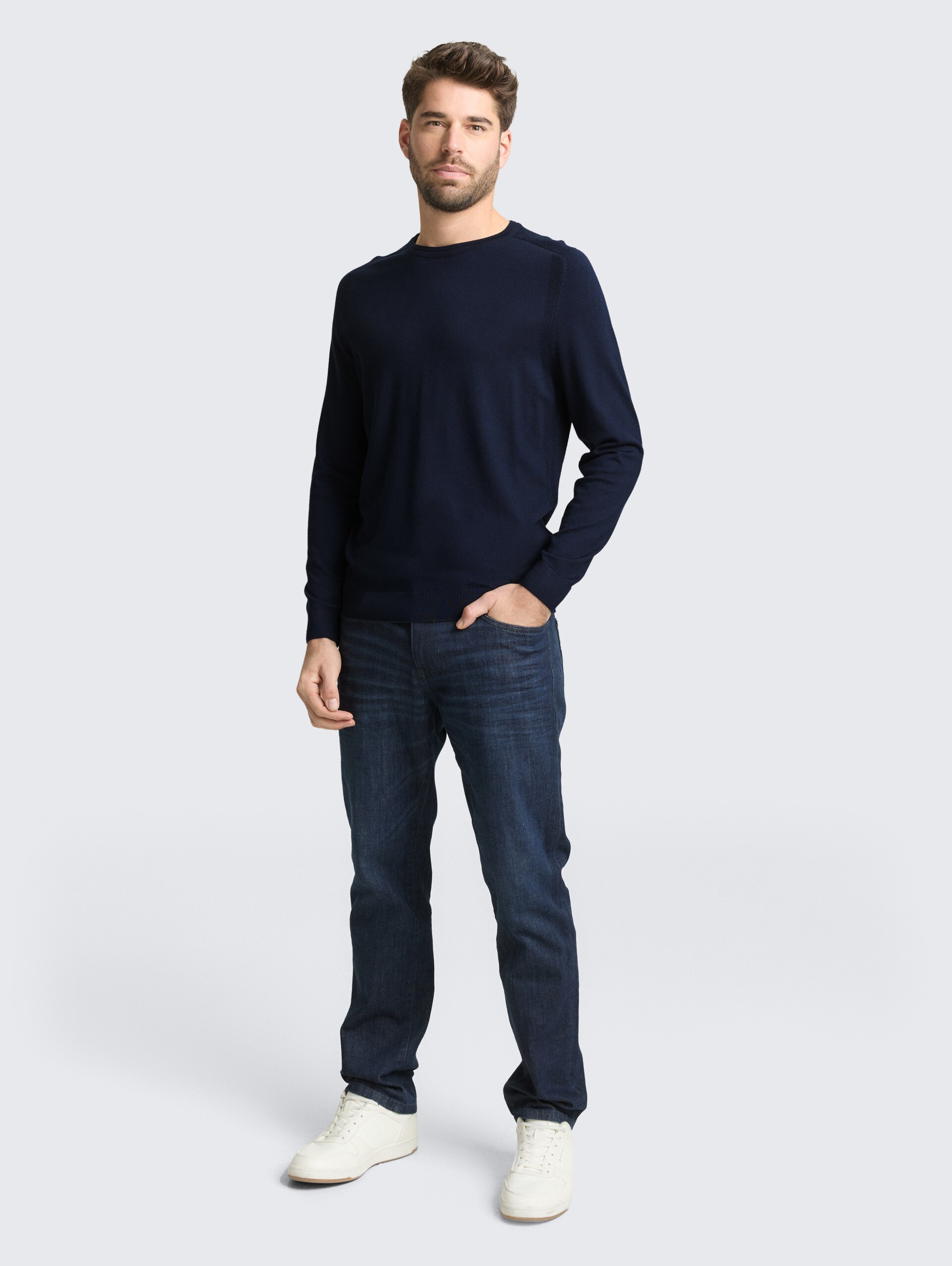 Basic Strickpullover mit Rundhalsausschnitt - sky captain blue - Model-Vorderansicht