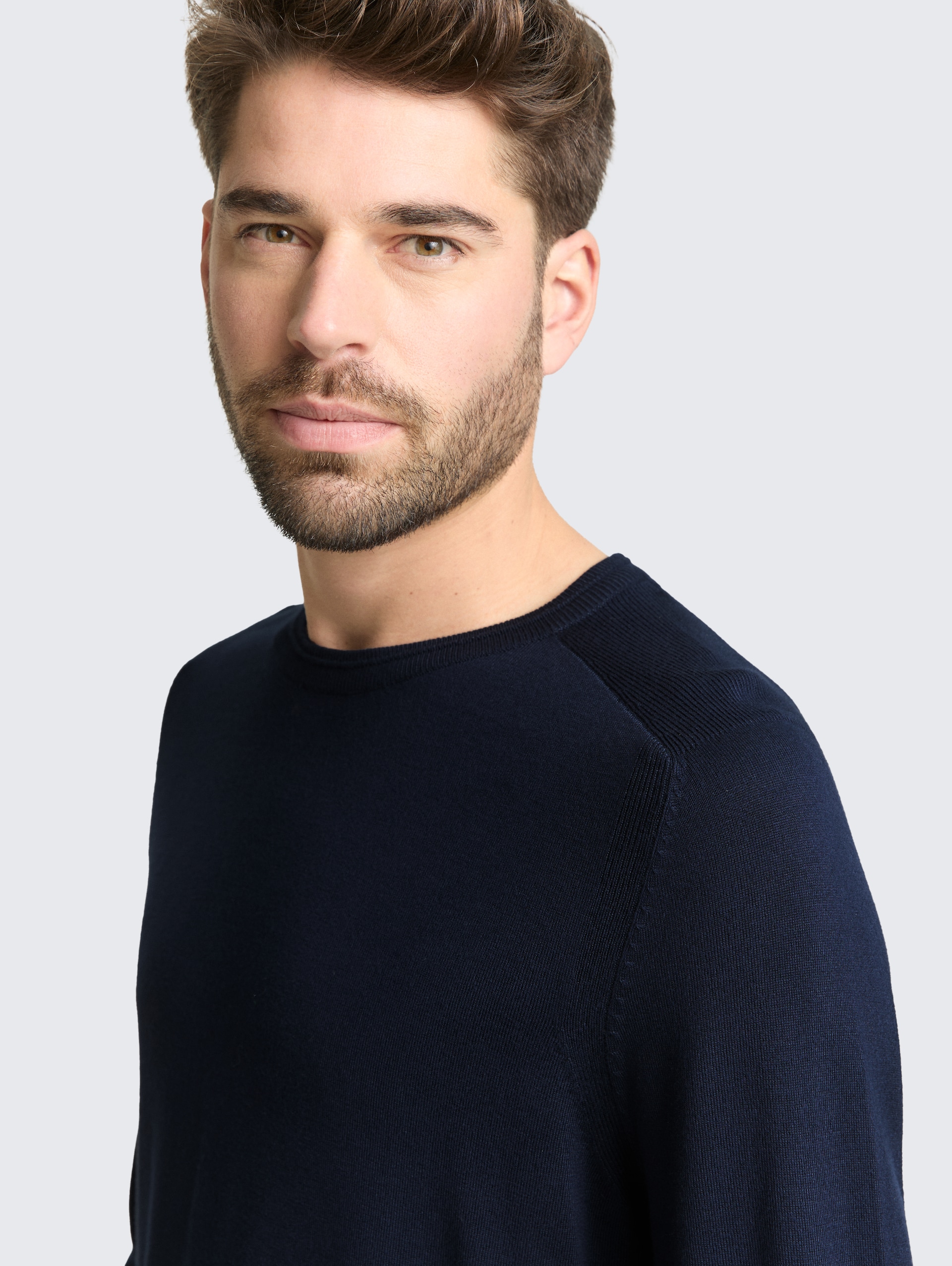 Basic Strickpullover mit Rundhalsausschnitt - sky captain blue - Detail-Model-Ansicht