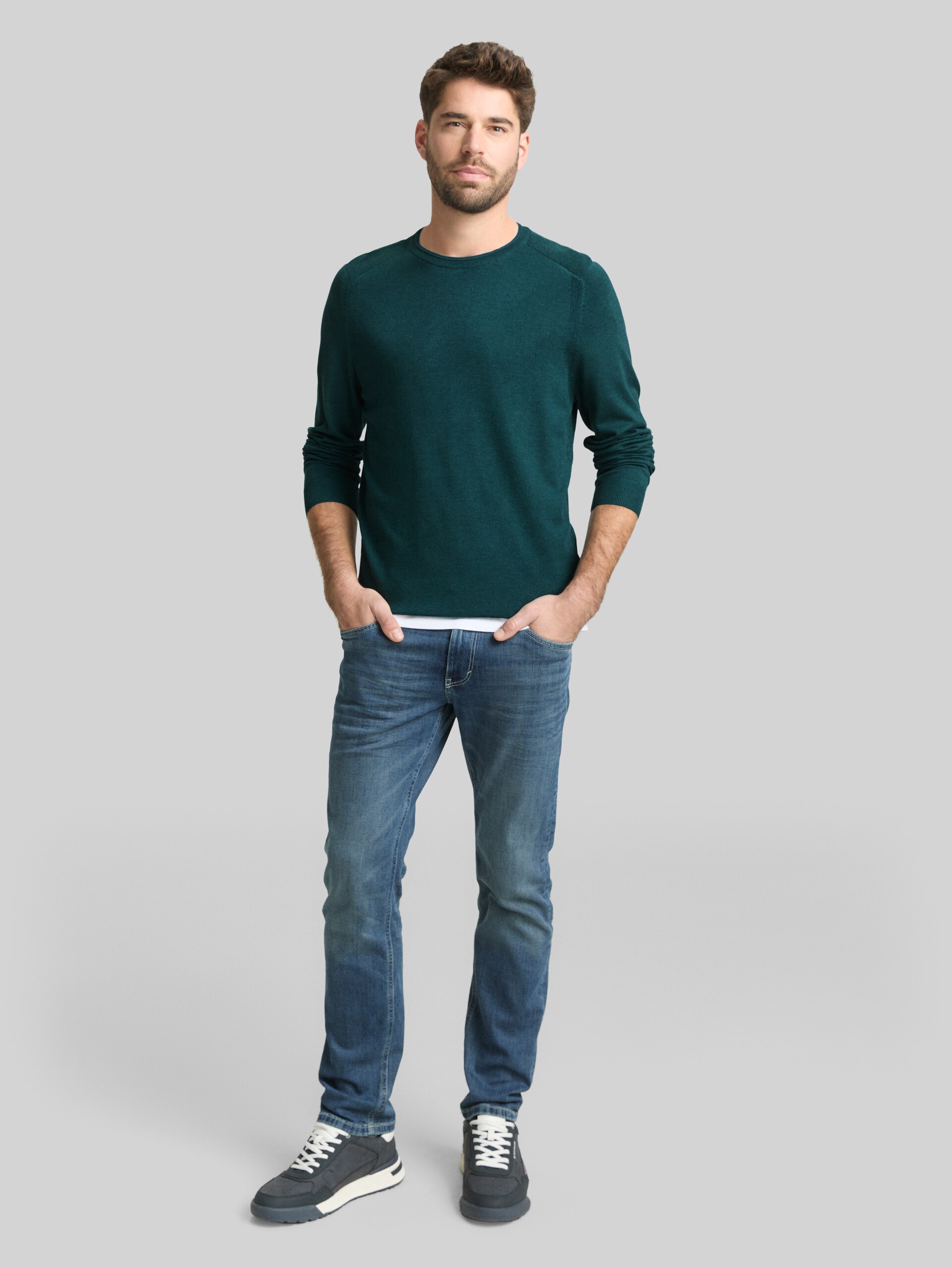 Basic gebreide trui met ronde hals - Deep Meadow Green Melange - Model vooraanzicht