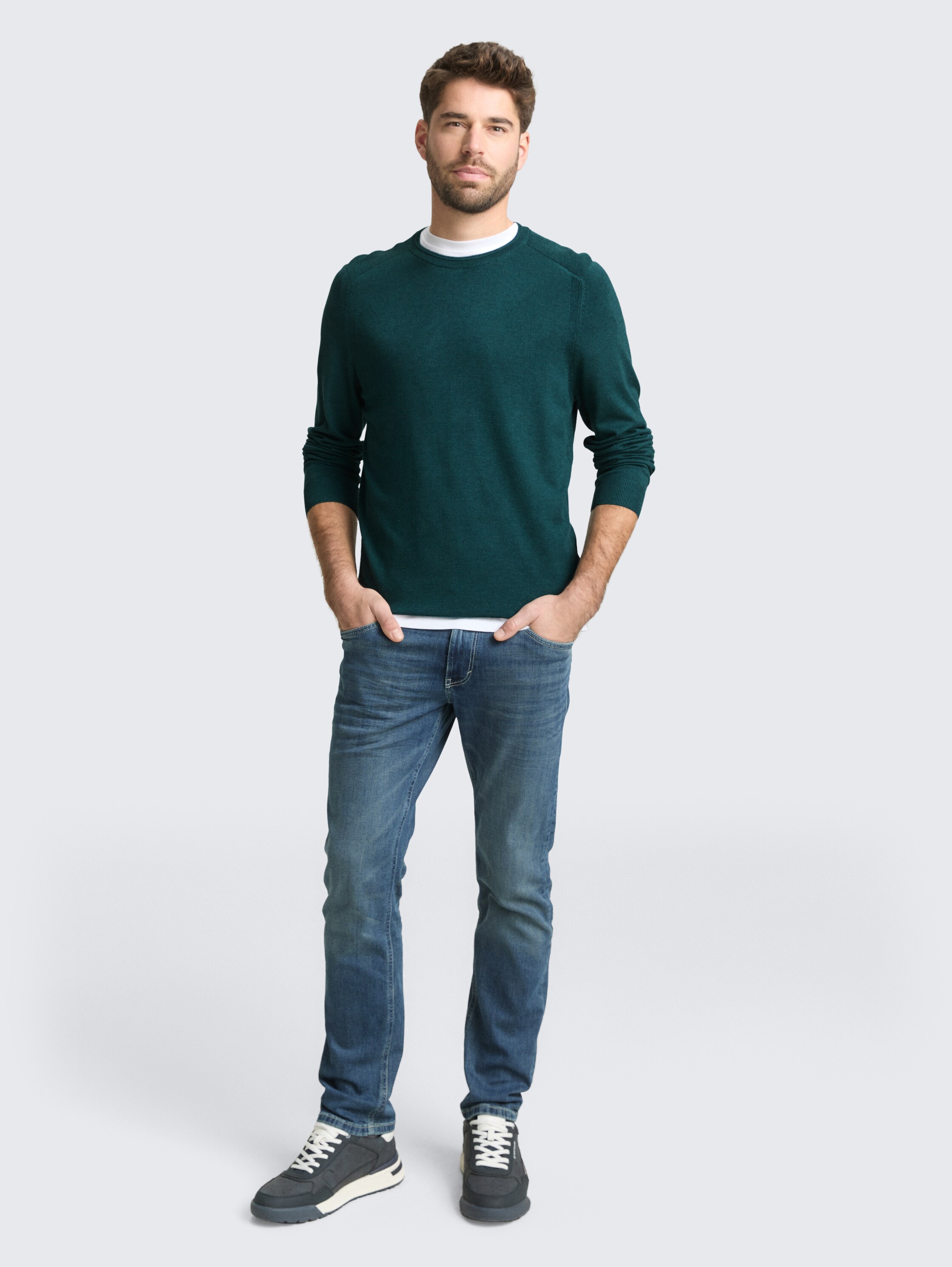Basic knitted jumper with round neckline - Deep Meadow Green Melange - Model front view