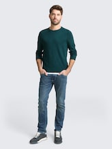 Basic Strickpullover mit Rundhalsausschnitt - Deep Meadow Green Melange - Model-Vorderansicht
