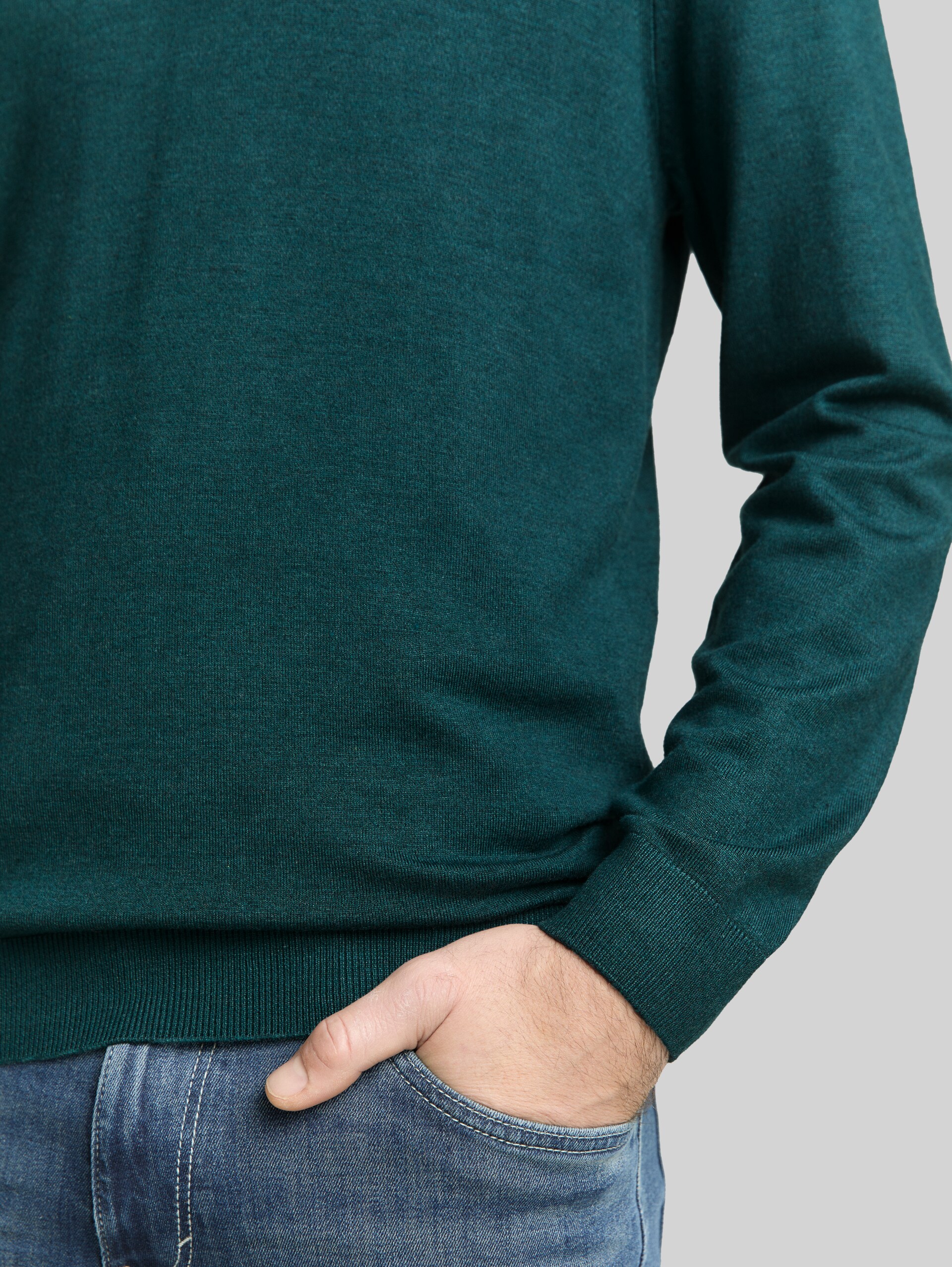 Basic gebreide trui met ronde hals - Deep Meadow Green Melange - Detailaanzicht model