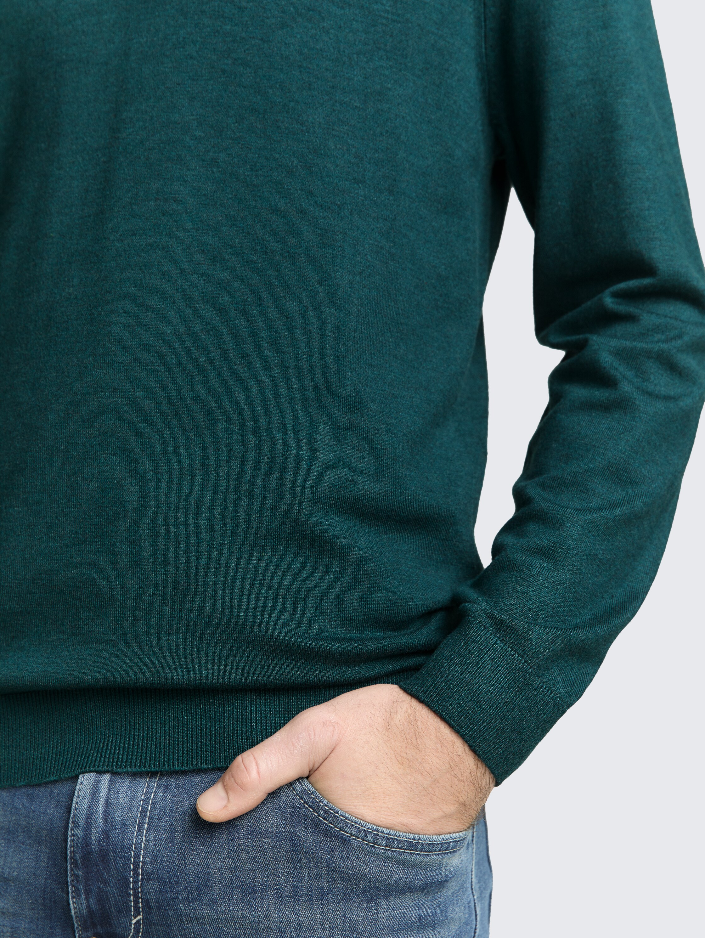 Basic knitted jumper with round neckline - Deep Meadow Green Melange - Detail model view