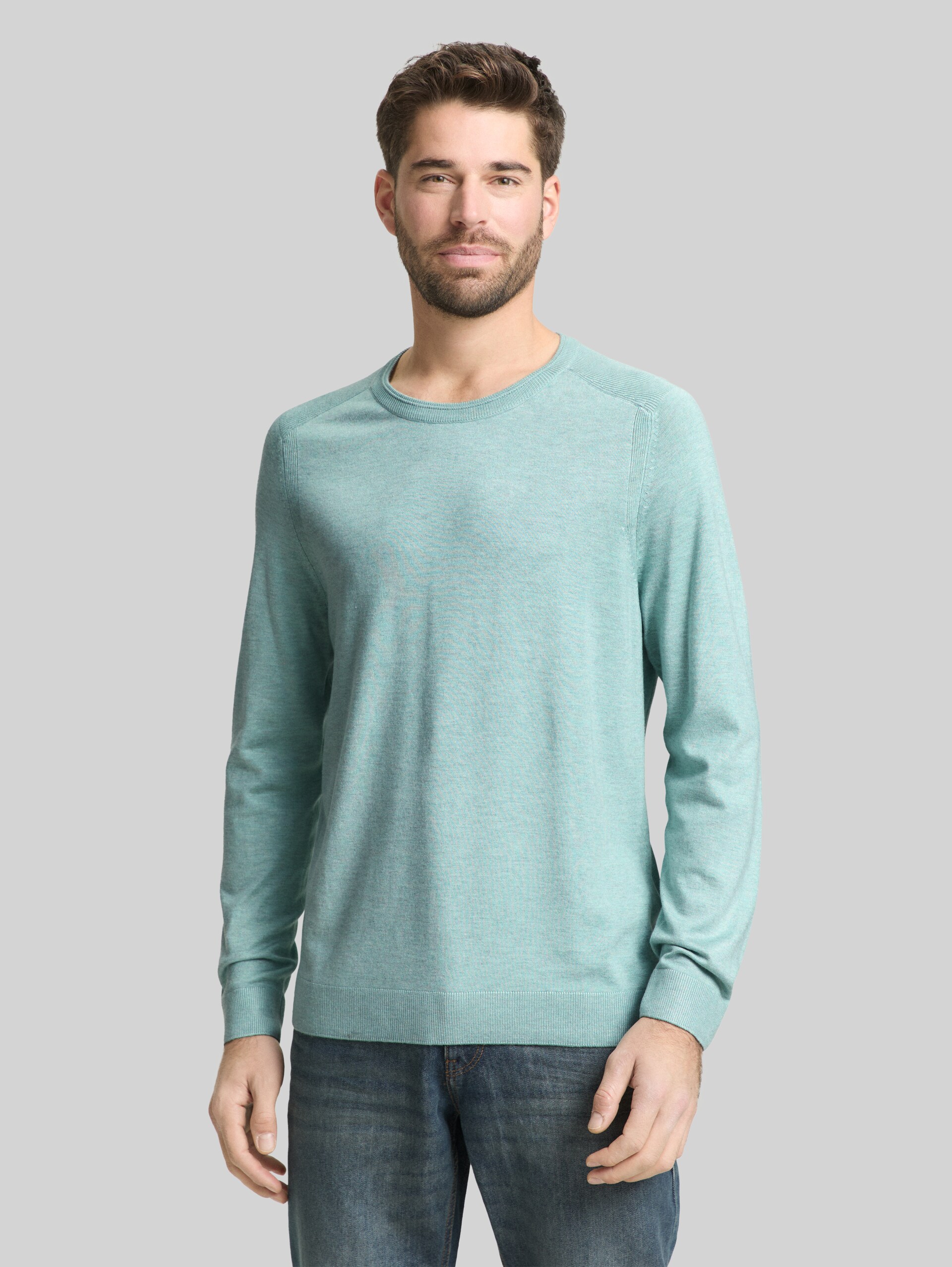 Basic gebreide trui met ronde hals - soft greyish green melange - Nek model vooraanzicht