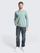 Basic Strickpullover mit Rundhalsausschnitt - soft greyish green melange - Model-Vorderansicht
