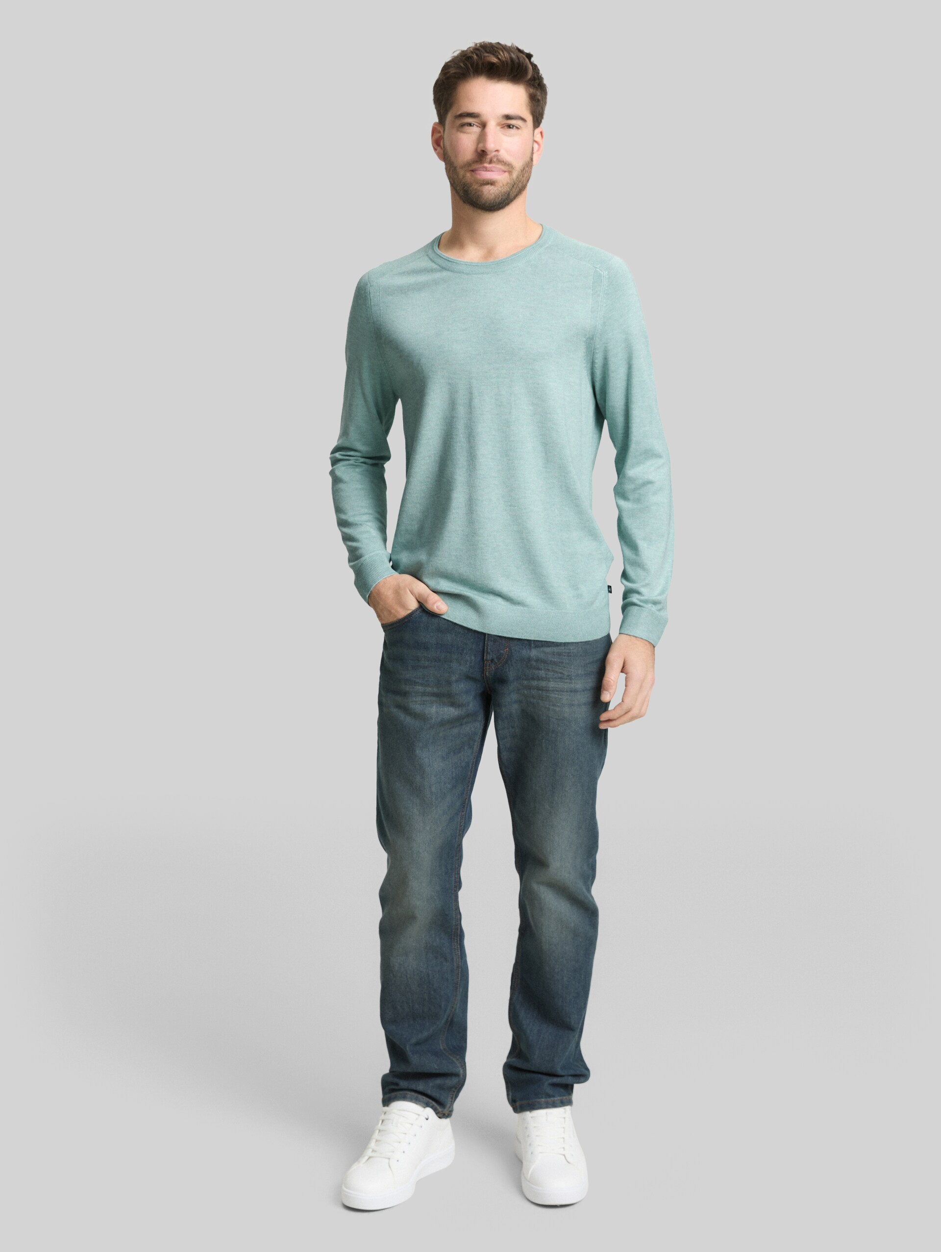 Basic gebreide trui met ronde hals - soft greyish green melange - Model vooraanzicht