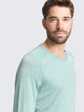 Basic Strickpullover mit Rundhalsausschnitt - soft greyish green melange - Detail-Model-Ansicht