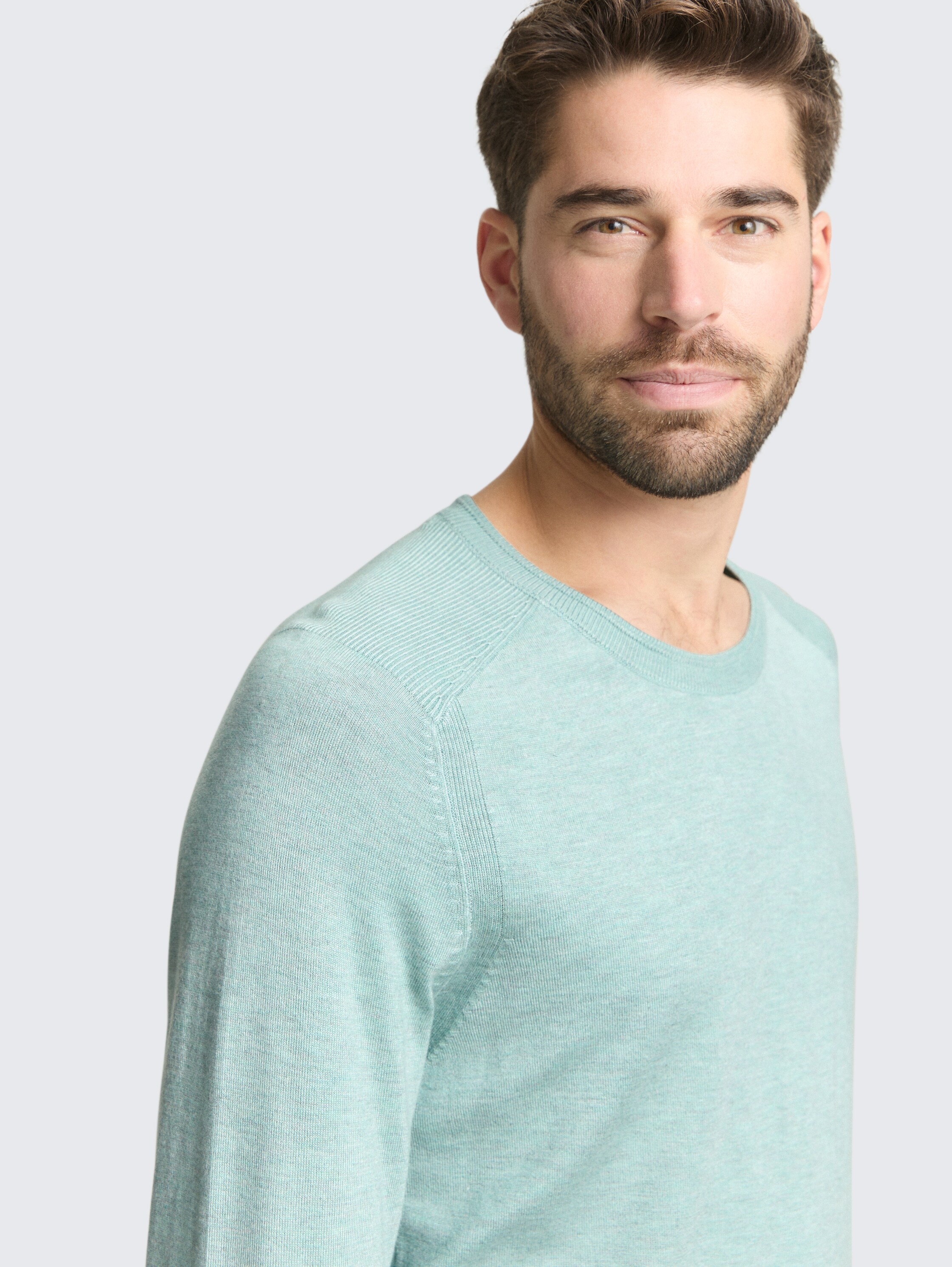 Basic knitted jumper with round neckline - soft greyish green melange - Detail model view