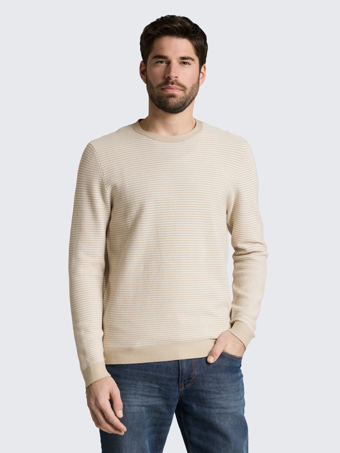 Strickpullover aus Baumwolle - structured stripe beige white - Ausschnitt Model-Vorderansicht