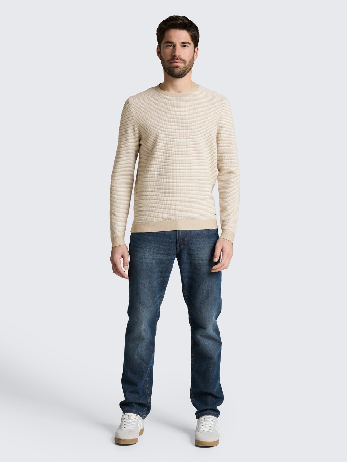 Strickpullover aus Baumwolle - structured stripe beige white - Model-Vorderansicht