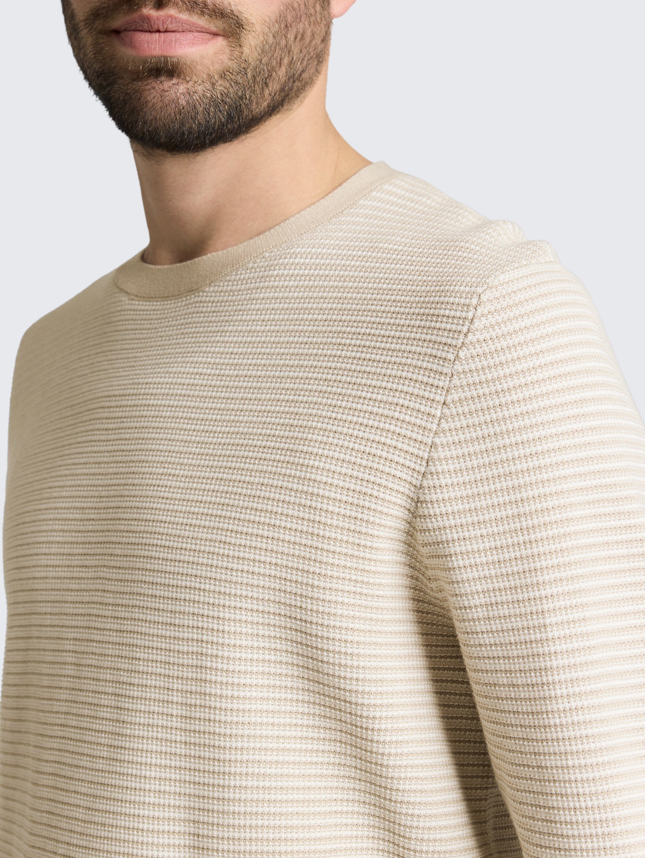 Strickpullover aus Baumwolle - structured stripe beige white - Detail-Model-Ansicht