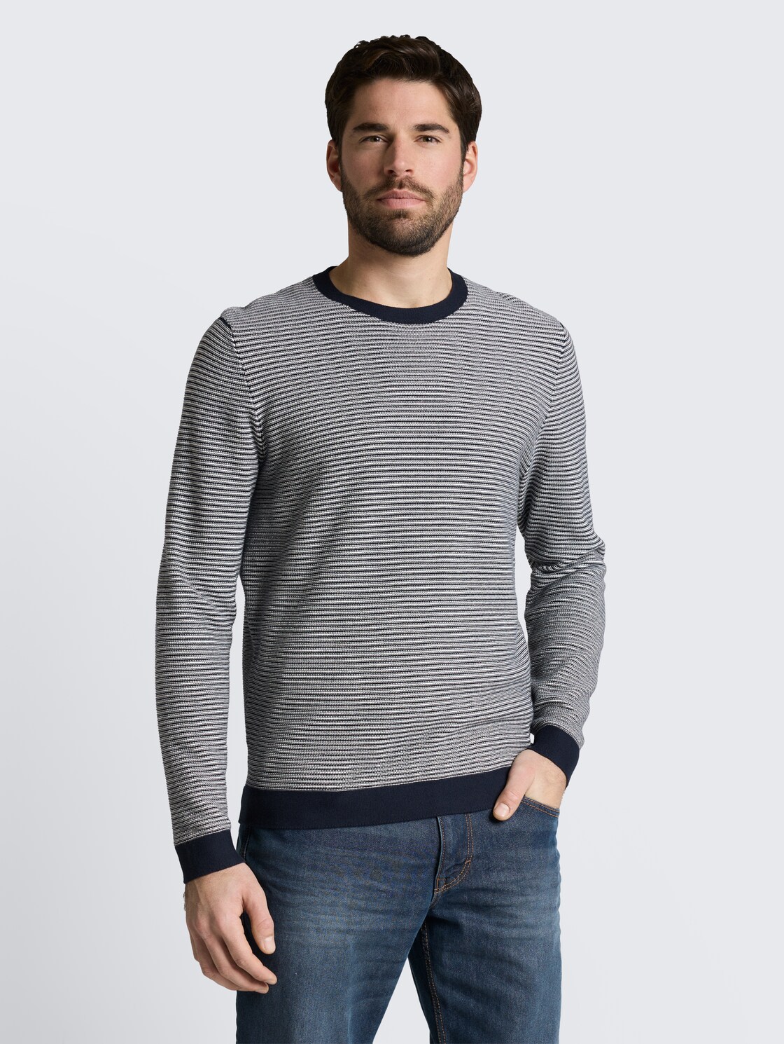 Strickpullover aus Baumwolle - structured stripe navy white - Ausschnitt Model-Vorderansicht