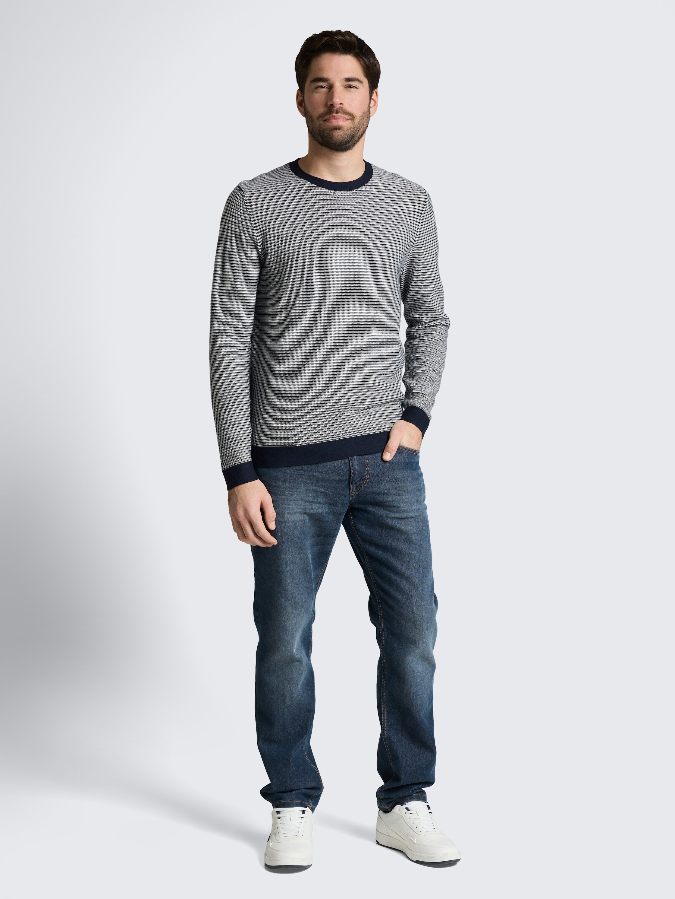 Gebreide trui van katoen - structured stripe navy white - Model vooraanzicht