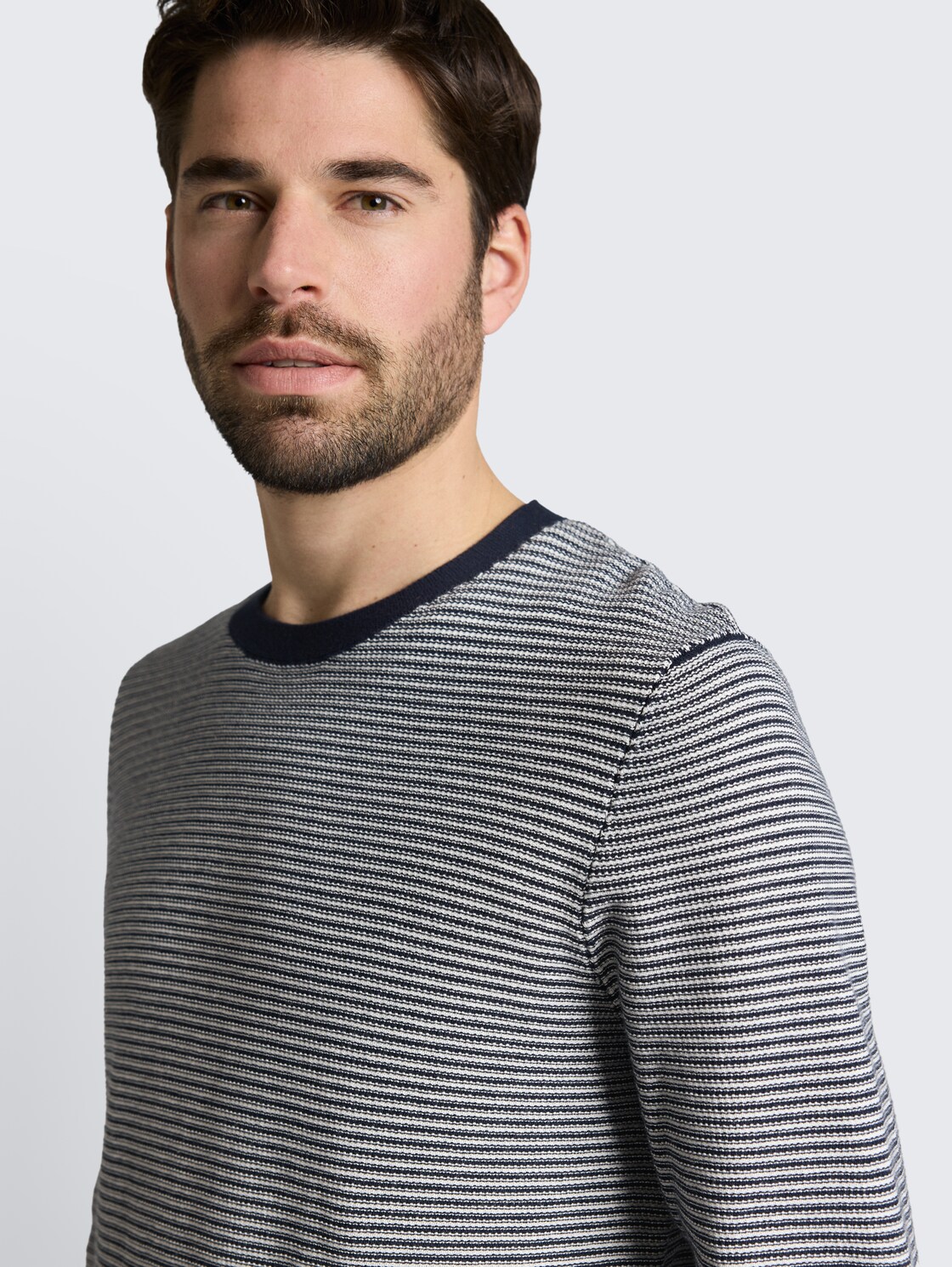 Strickpullover aus Baumwolle - structured stripe navy white - Detail-Model-Ansicht