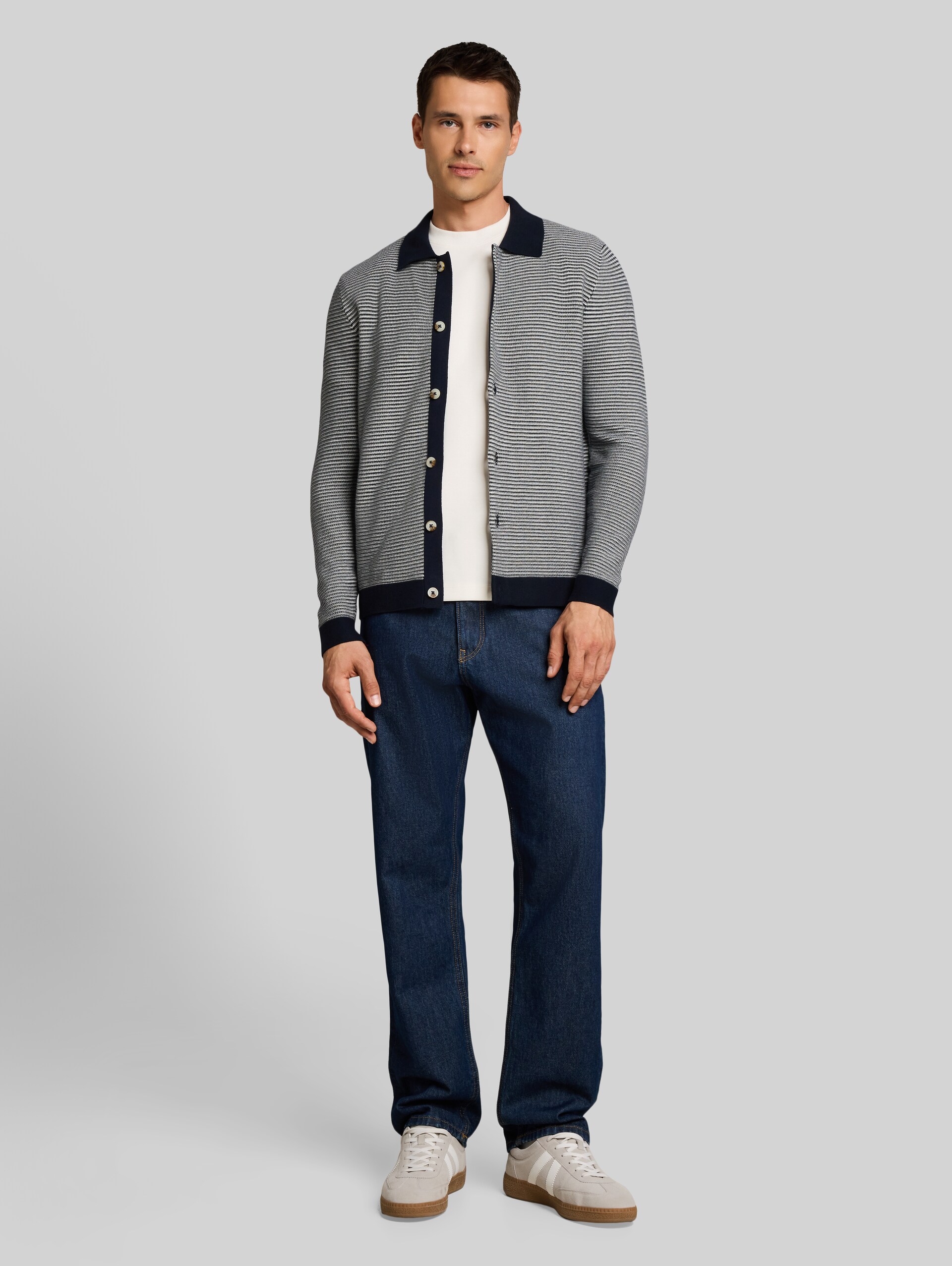 Gebreide trui met polokraag - structured stripe navy white - Model vooraanzicht
