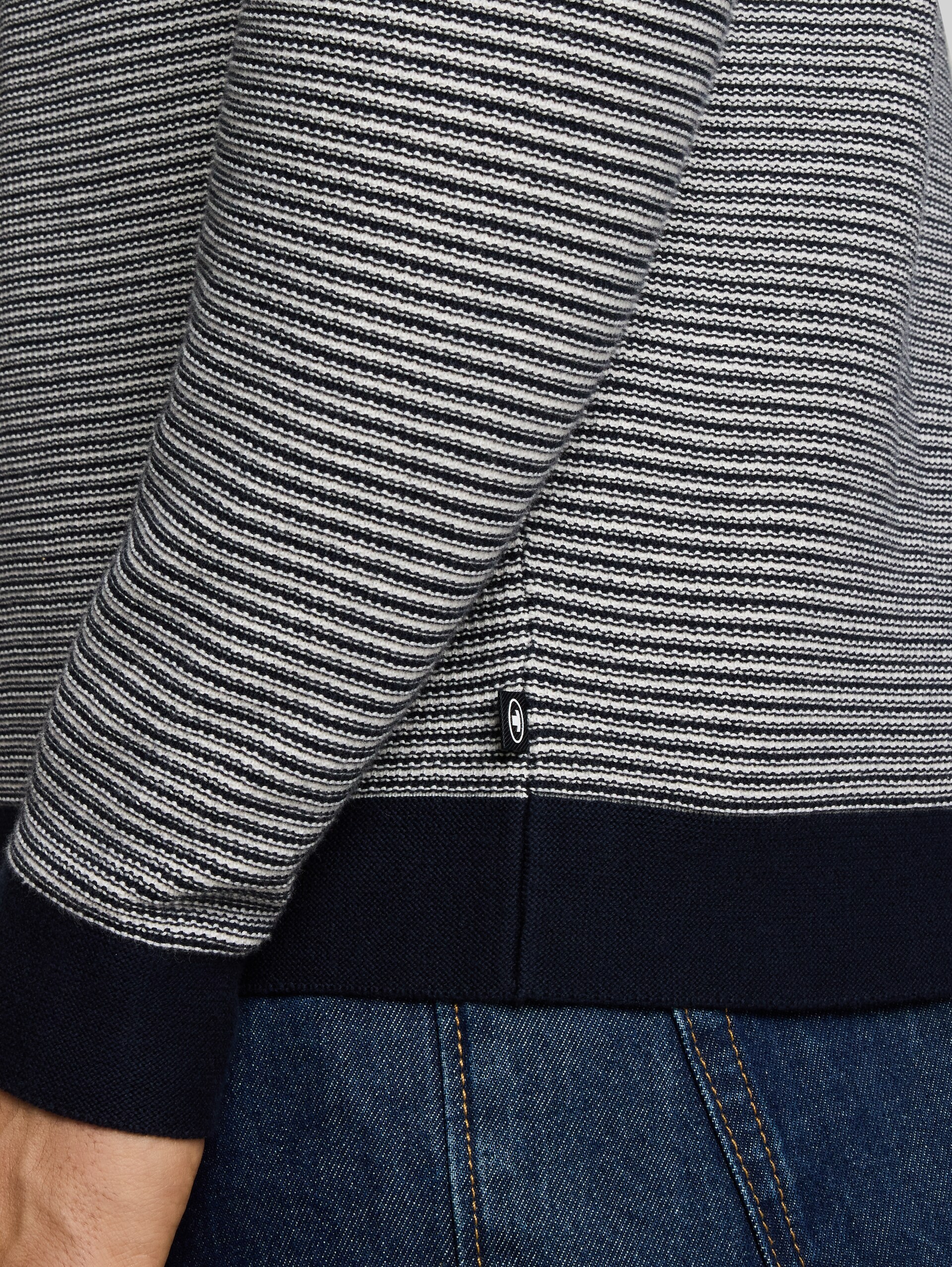 Gebreide trui met polokraag - structured stripe navy white - Detailaanzicht model