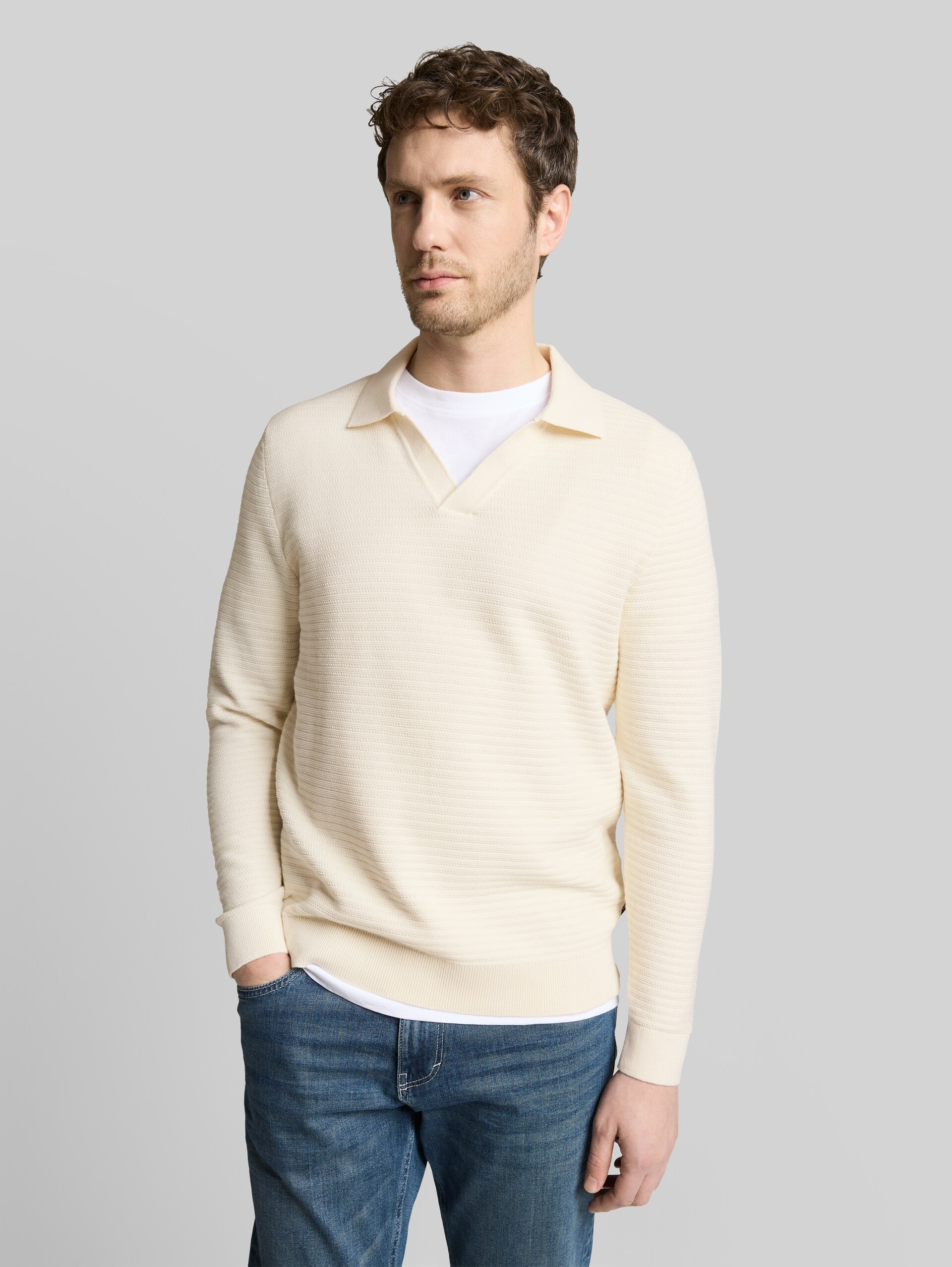 Knitted sweater with a polo collar - Gardenia White - Neckline model front view