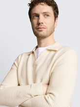 Strickpullover mit Polokragen - Gardenia White - Detail-Model-Ansicht
