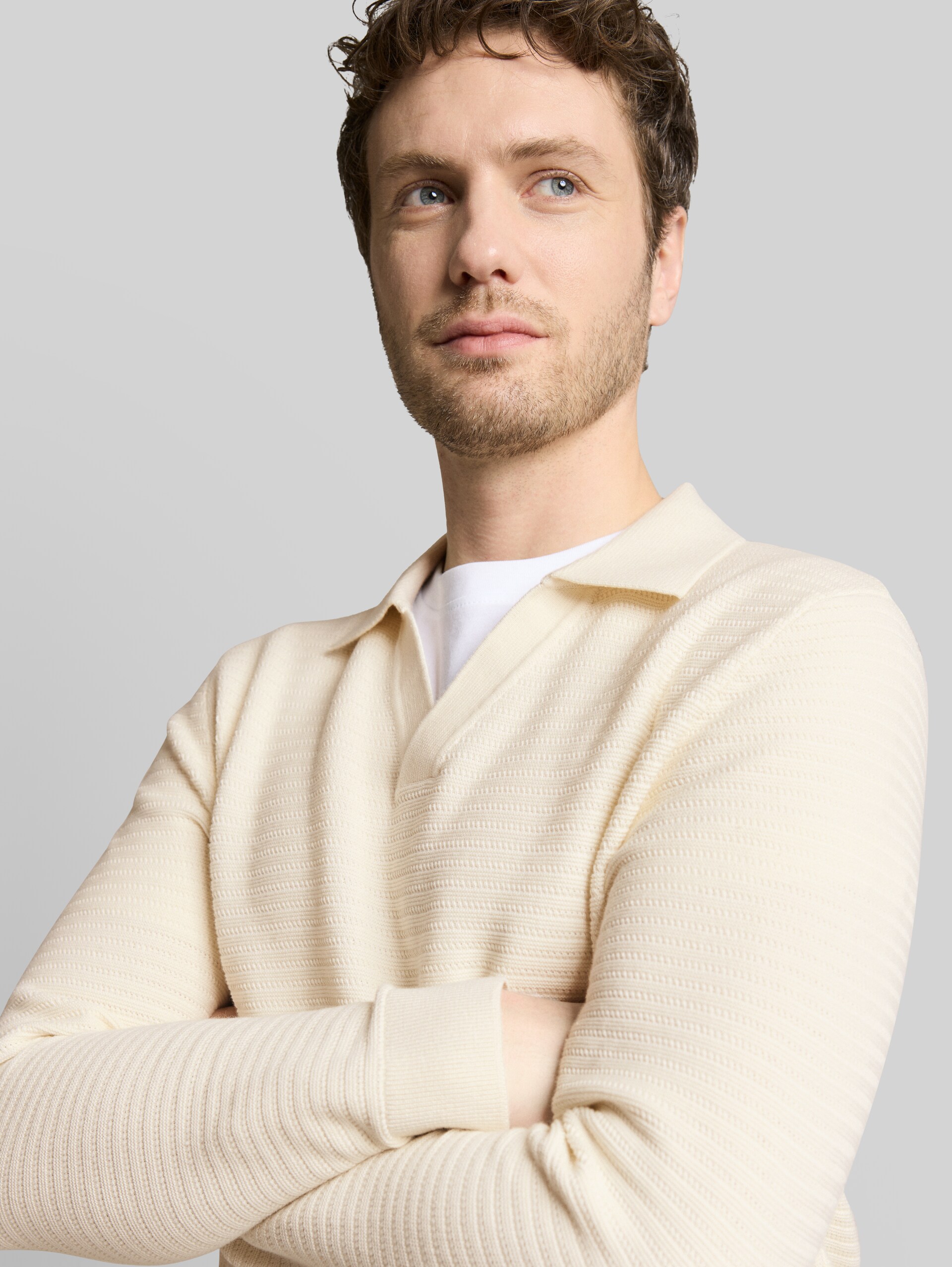 Knitted sweater with a polo collar - Gardenia White - Detail model view
