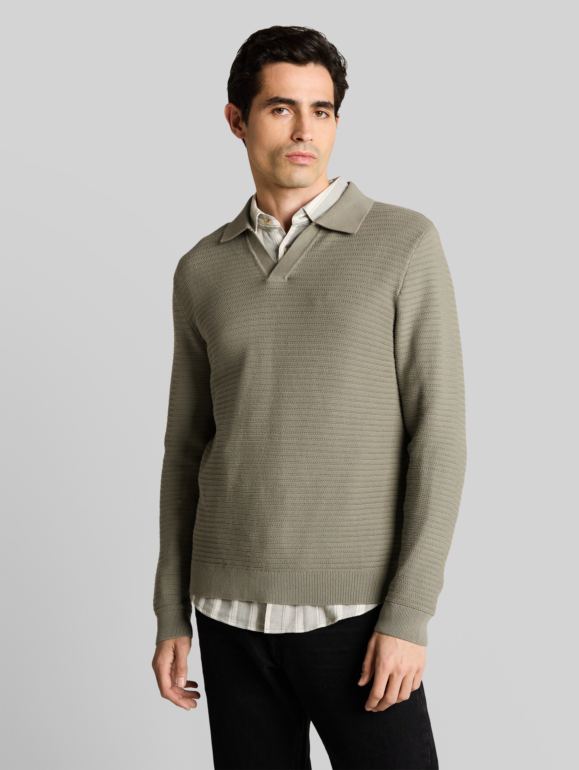 Knitted sweater with a polo collar - Greyish Shadow Olive - Neckline model front view