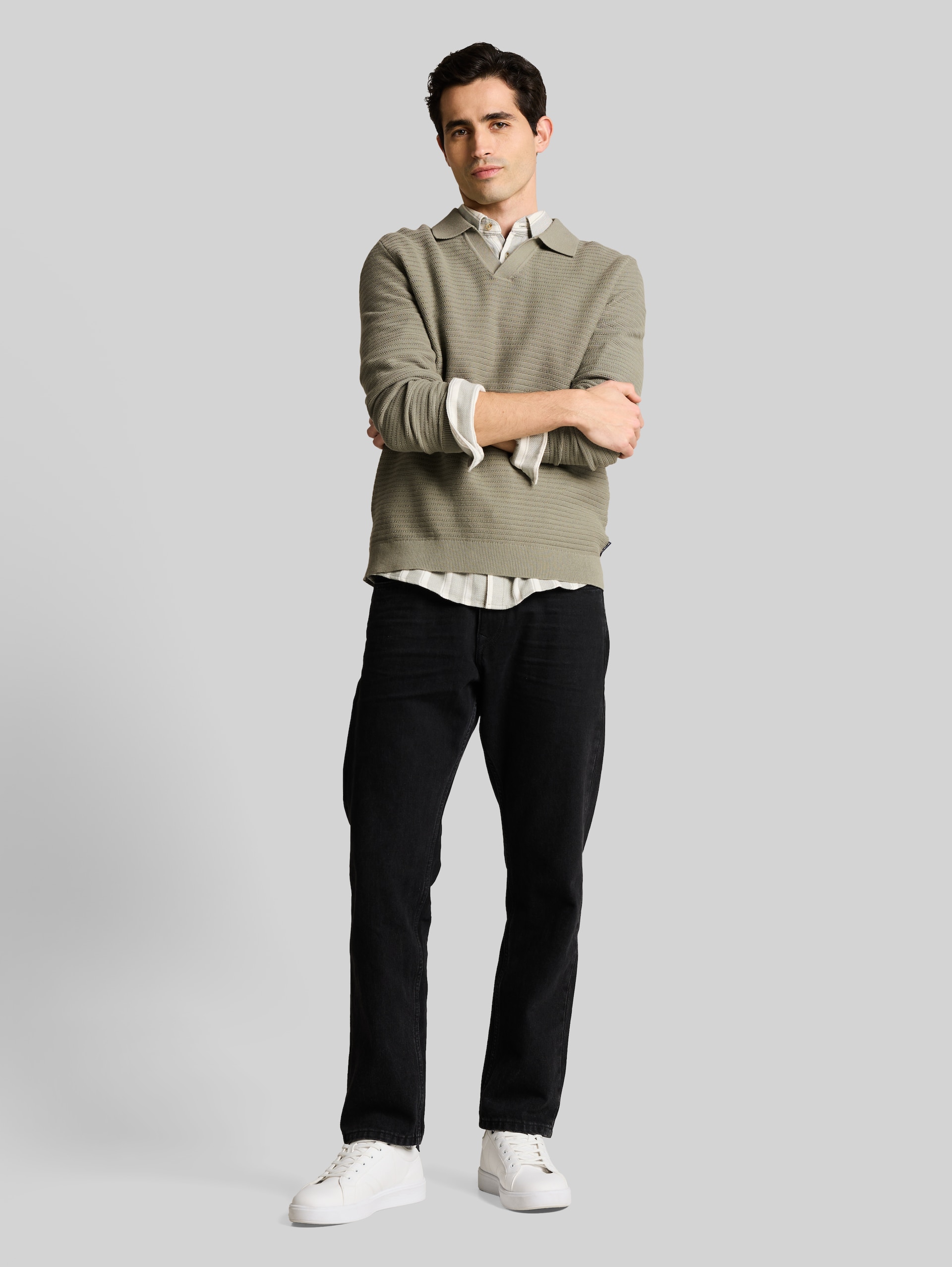 Knitted sweater with a polo collar - Greyish Shadow Olive - Model front view