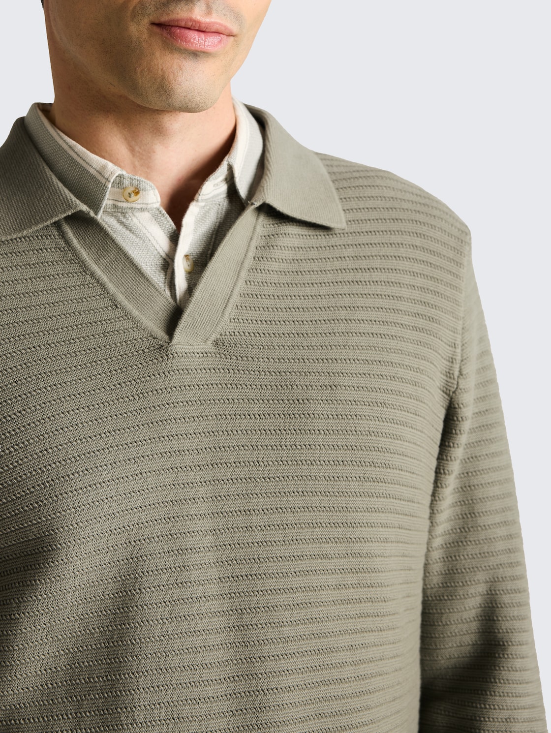 Strickpullover mit Polokragen - Greyish Shadow Olive - Detail-Model-Ansicht
