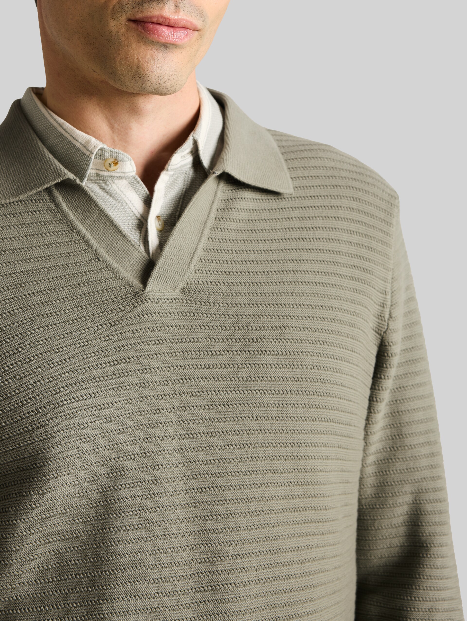 Knitted sweater with a polo collar - Greyish Shadow Olive - Detail model view