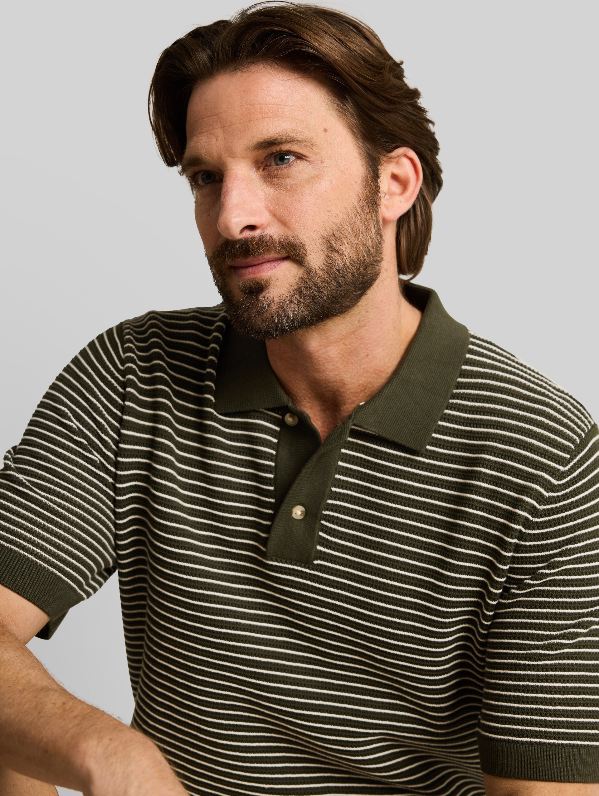 Knitted sweater with a polo collar - leaf green offwhite stripe - Detail model view