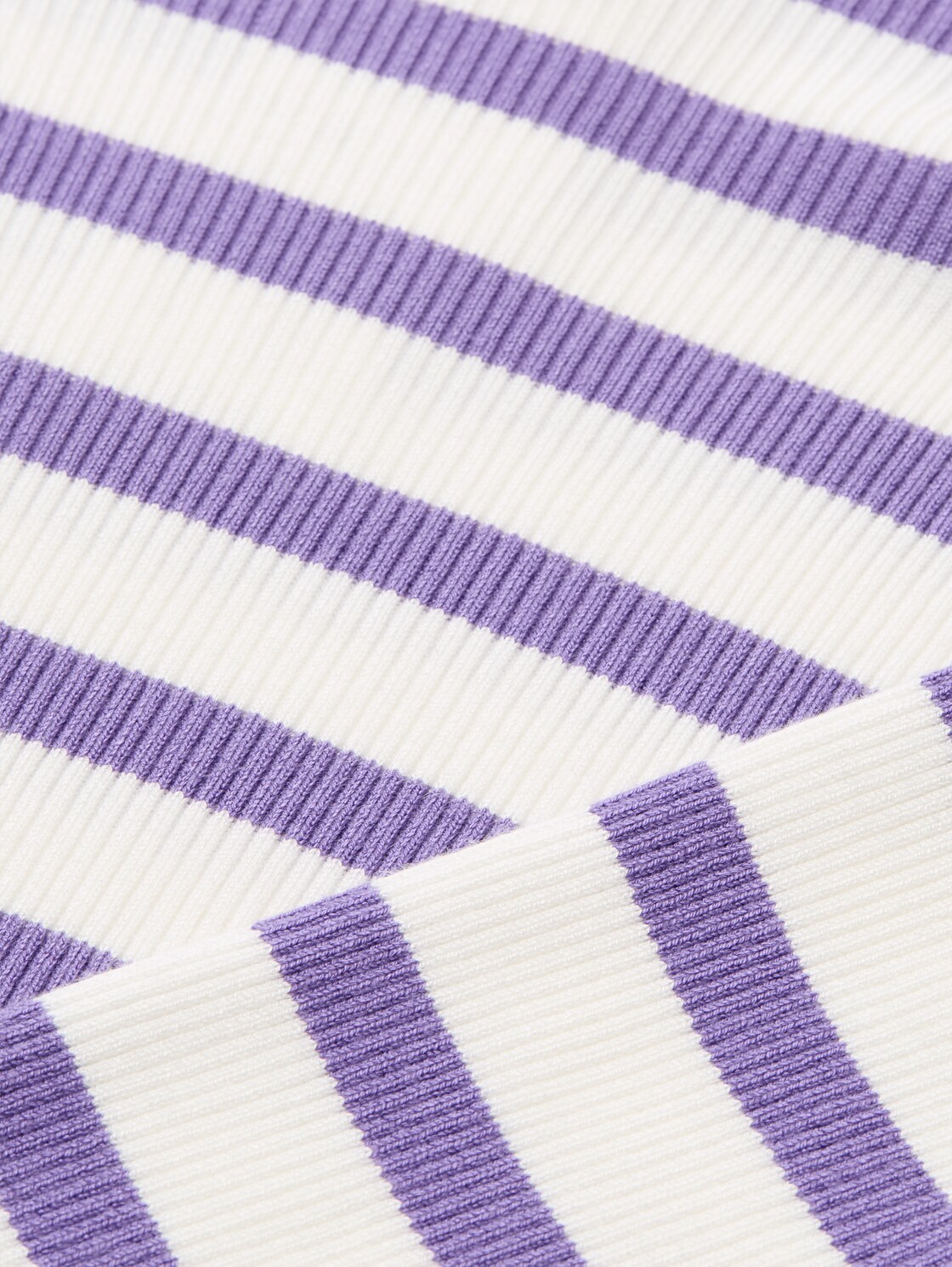 Cropped Strickpullover mit Streifenmuster - vivid purple white stripe - Detail-Model-Ansicht