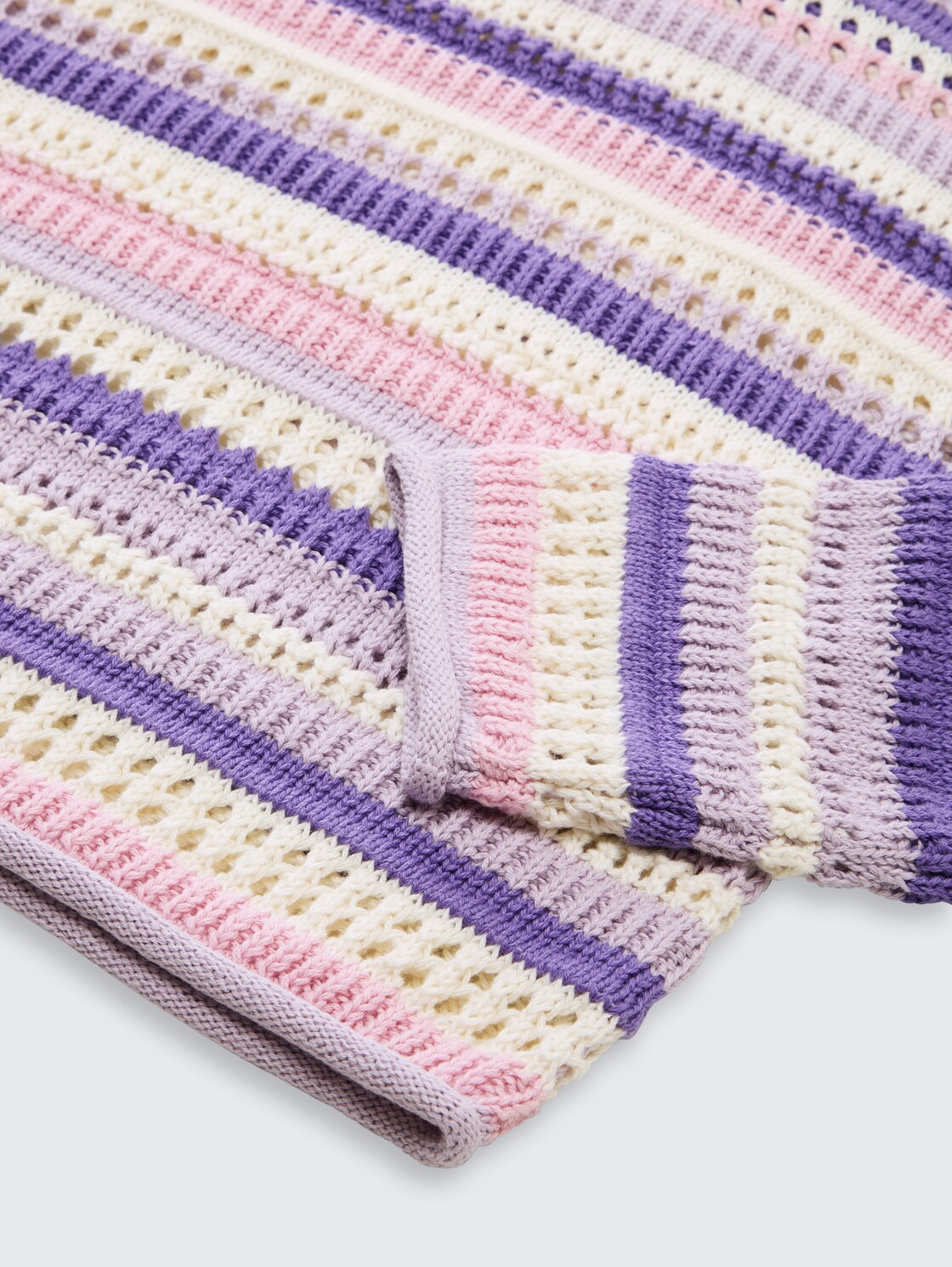 Cropped Strickpullover mit Streifenmuster - lilac pink multicolor stripe - Detail-Model-Ansicht