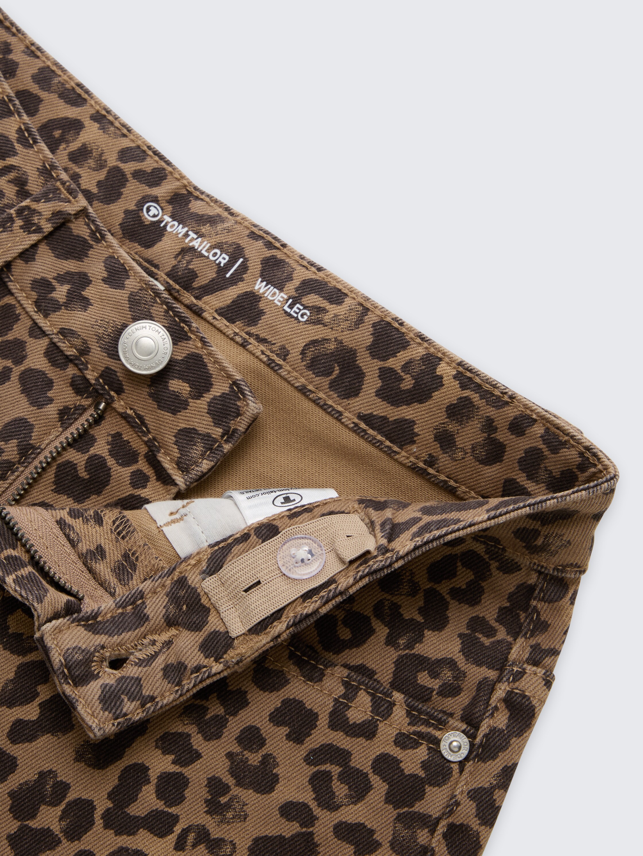 Wide Leg Jeans mit Leo-Print - brown black leo - Detail-Model-Ansicht