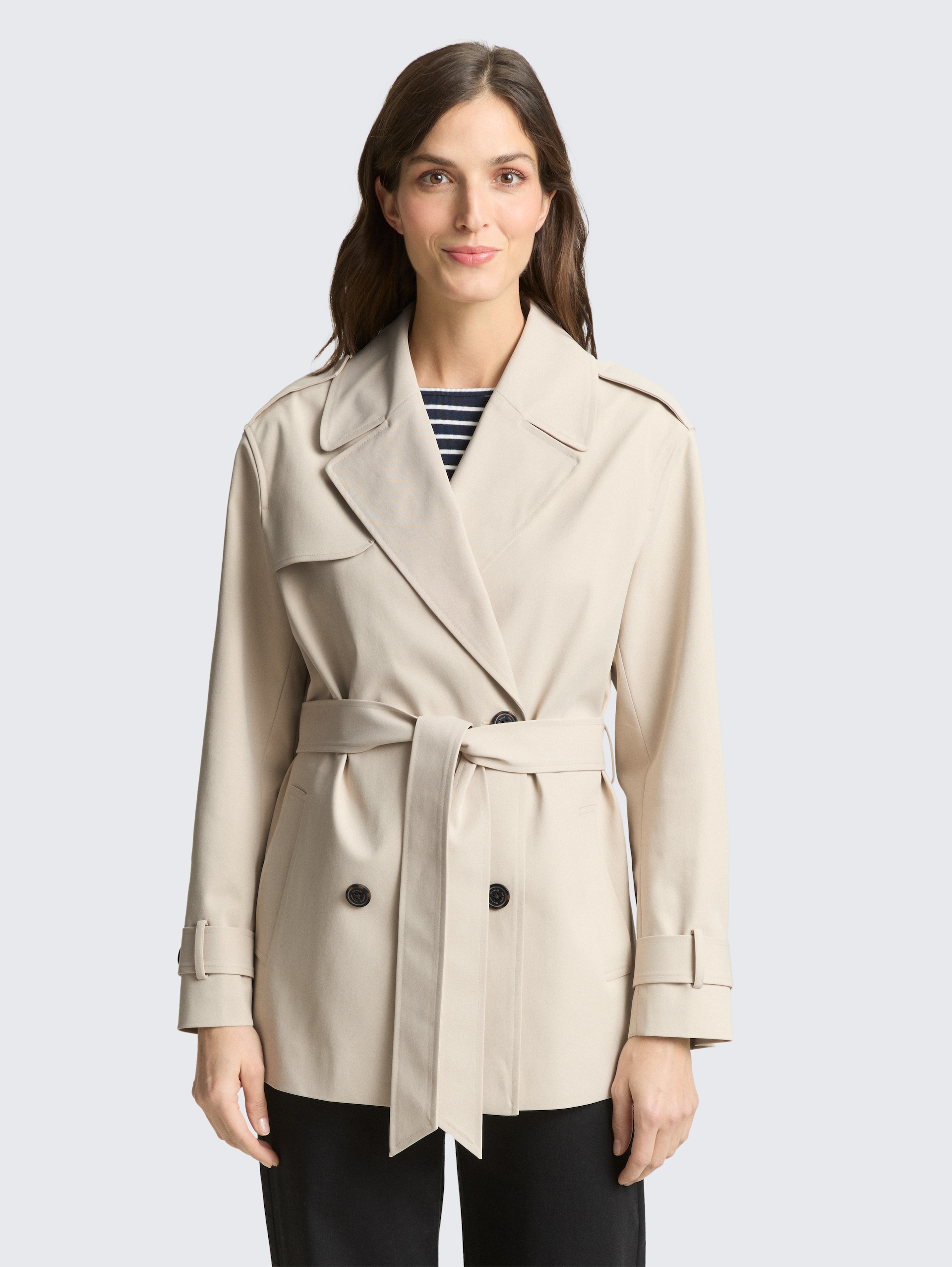 Trenchcoat aus wasserabweisendem Material - sand stone beige - Model-Vorderansicht