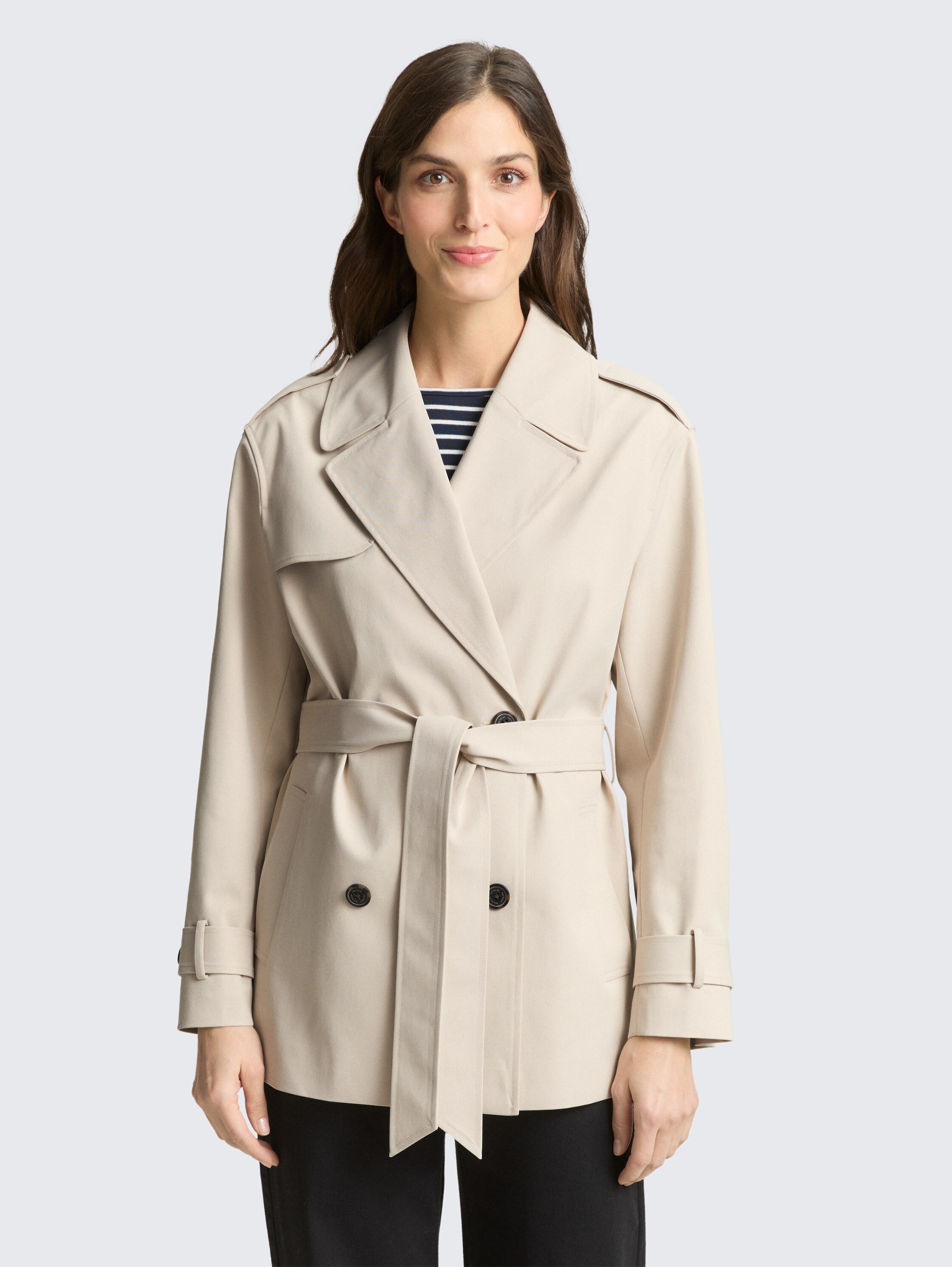 Trenchcoat van waterafstotend materiaal - sand stone beige - Model vooraanzicht