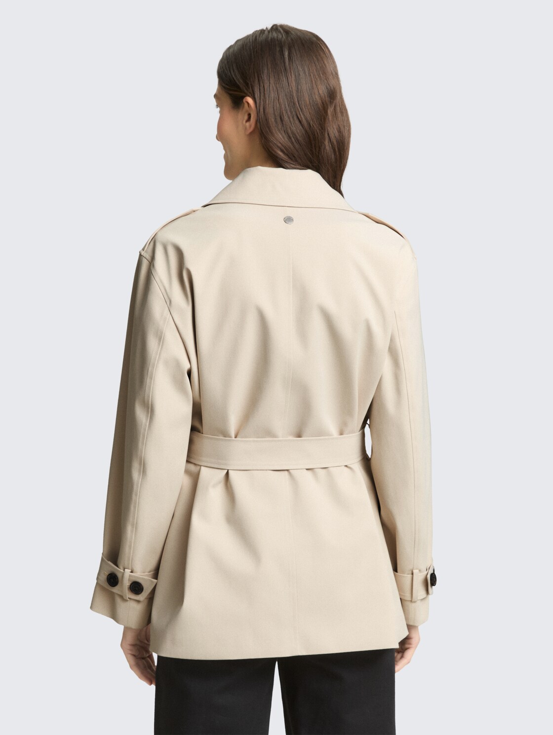 Trenchcoat aus wasserabweisendem Material - sand stone beige - Model-Rückansicht