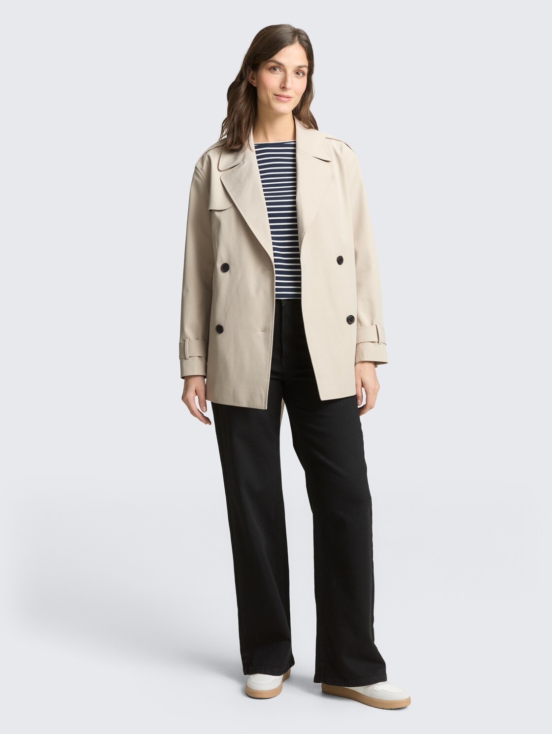 Trenchcoat aus wasserabweisendem Material - sand stone beige - seitliche Model-Ansicht