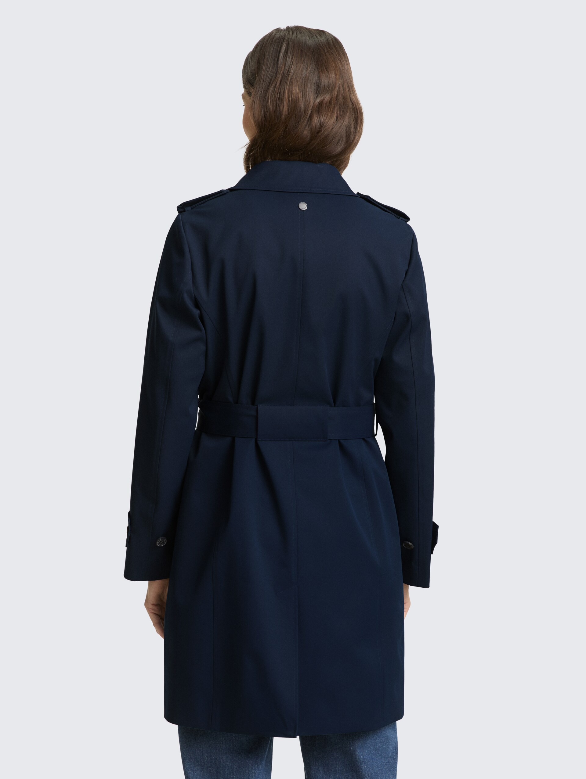 Trenchcoat aus wasserabweisendem Material - sky captain blue - Model-Rückansicht